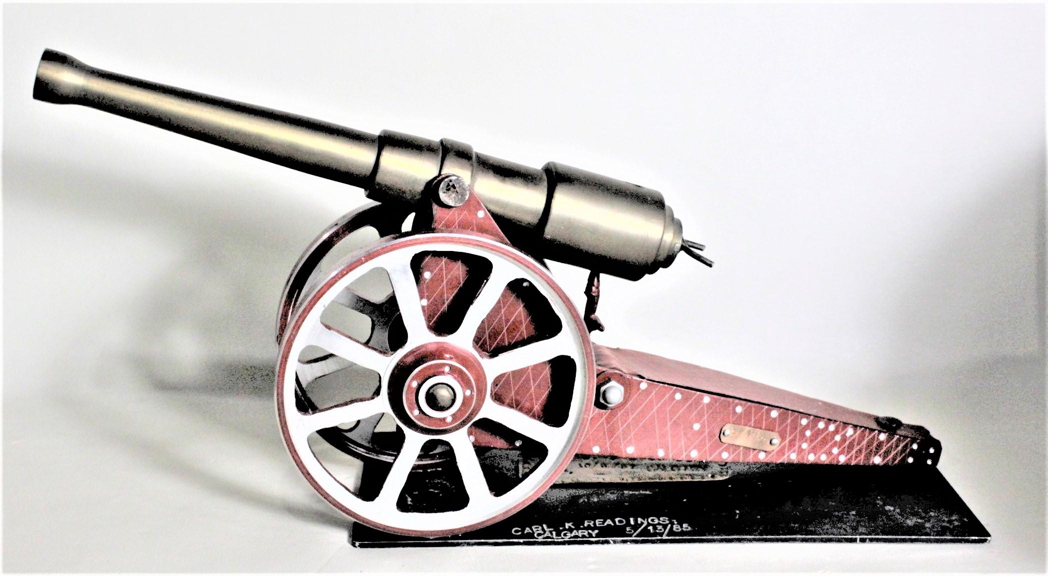 Ce modèle de canon de style Folk Art a été fabriqué au Canada par un mécanicien retraité en 1984 dans le style colonial britannique. Ce modèle de canon ressemble vaguement au canon d'artillerie de campagne britannique connu sous le nom de 