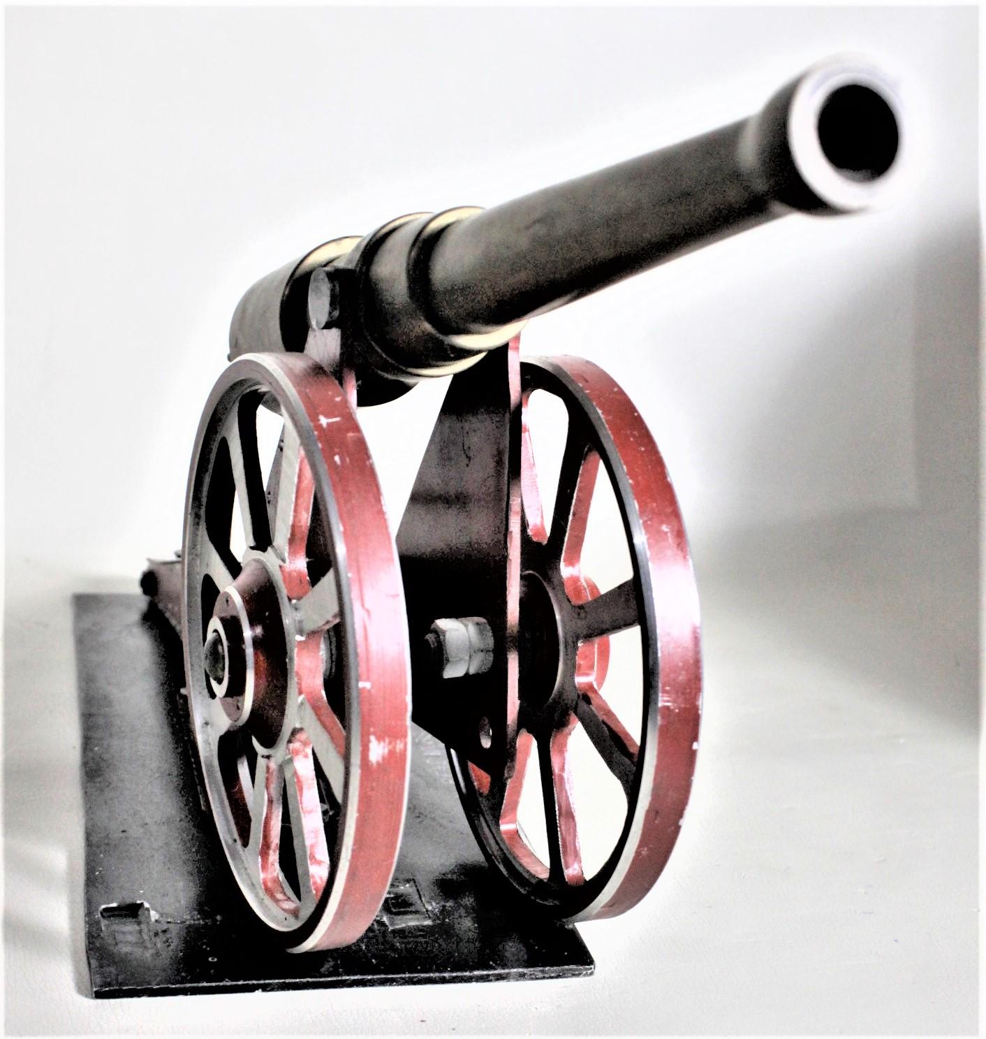Canadien Modèle de canon colonial vintage unique en métal et peint à froid d'art populaire en vente