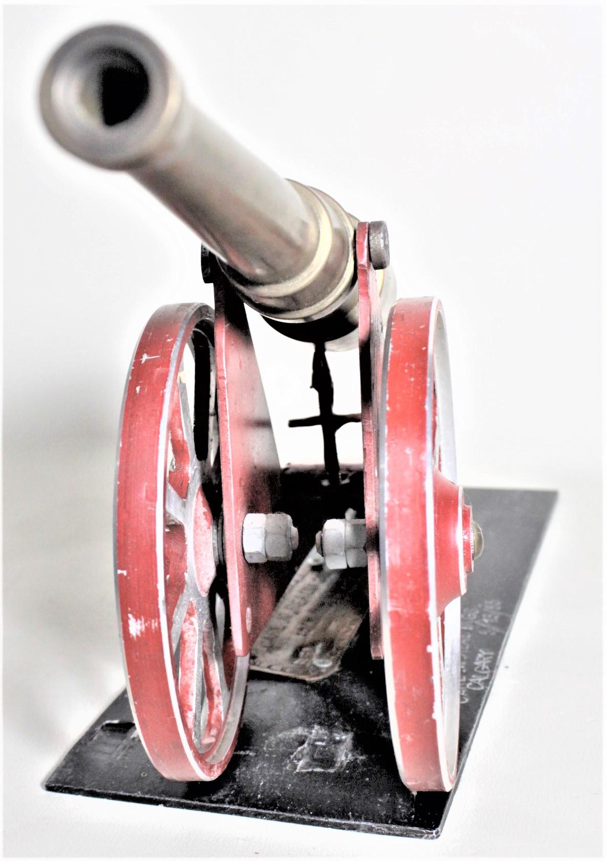 Fait à la machine Modèle de canon colonial vintage unique en métal et peint à froid d'art populaire en vente