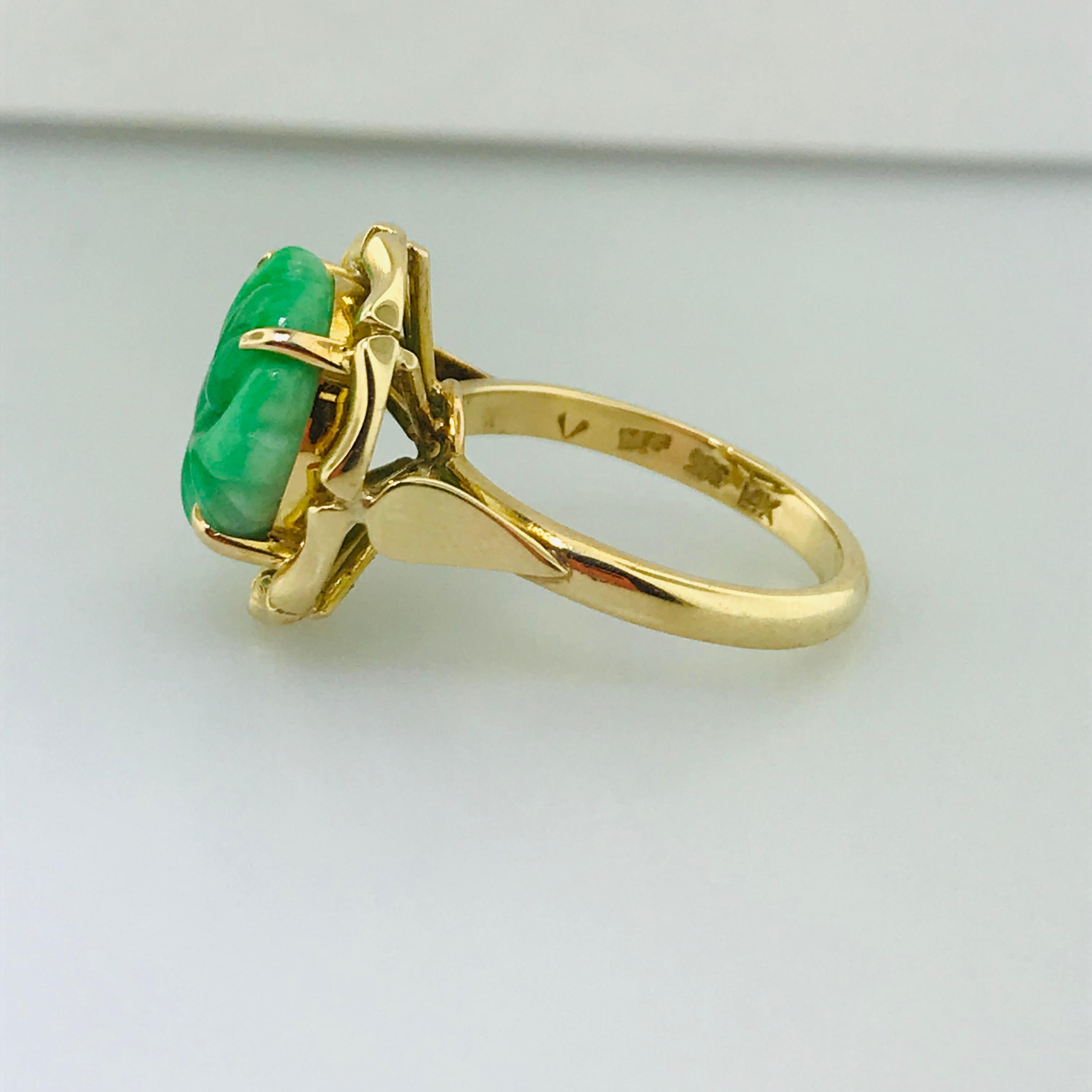 Vintage, Jade Hand Carved Jadeite Jade Ring in 14 Karat Yellow Gold In Excellent Condition In Austin, TX