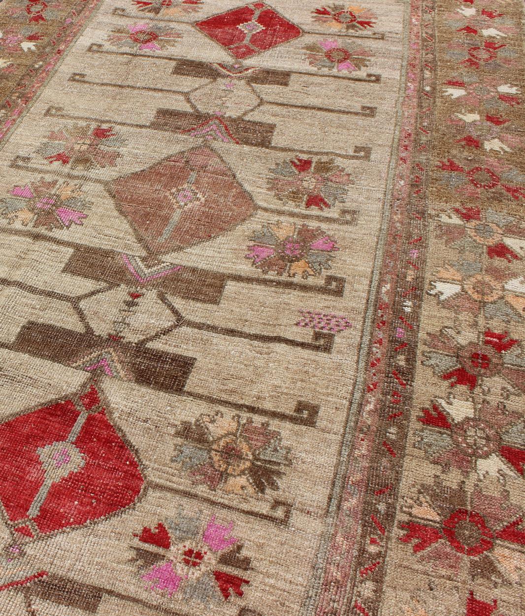 Einzigartiger Oushak-Läufer mit Stammesmotiven und geometrischen Motiven im Angebot 3