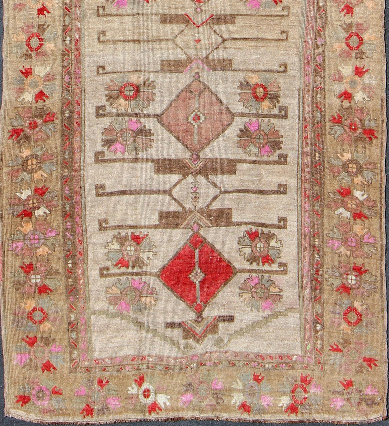 Türkischer Vintage-Läufer in Rot, Rosa, Beige, Hellbraun, Grün, Helllavendel, Taupe, Teppich tu-ugu-4809, Herkunftsland / Typ: Türkei / Oushak, um 1950

Dieser Läufer im Vintage-Stil zeigt eine Auswahl an Tribal-Mustern und Blumen in seinem