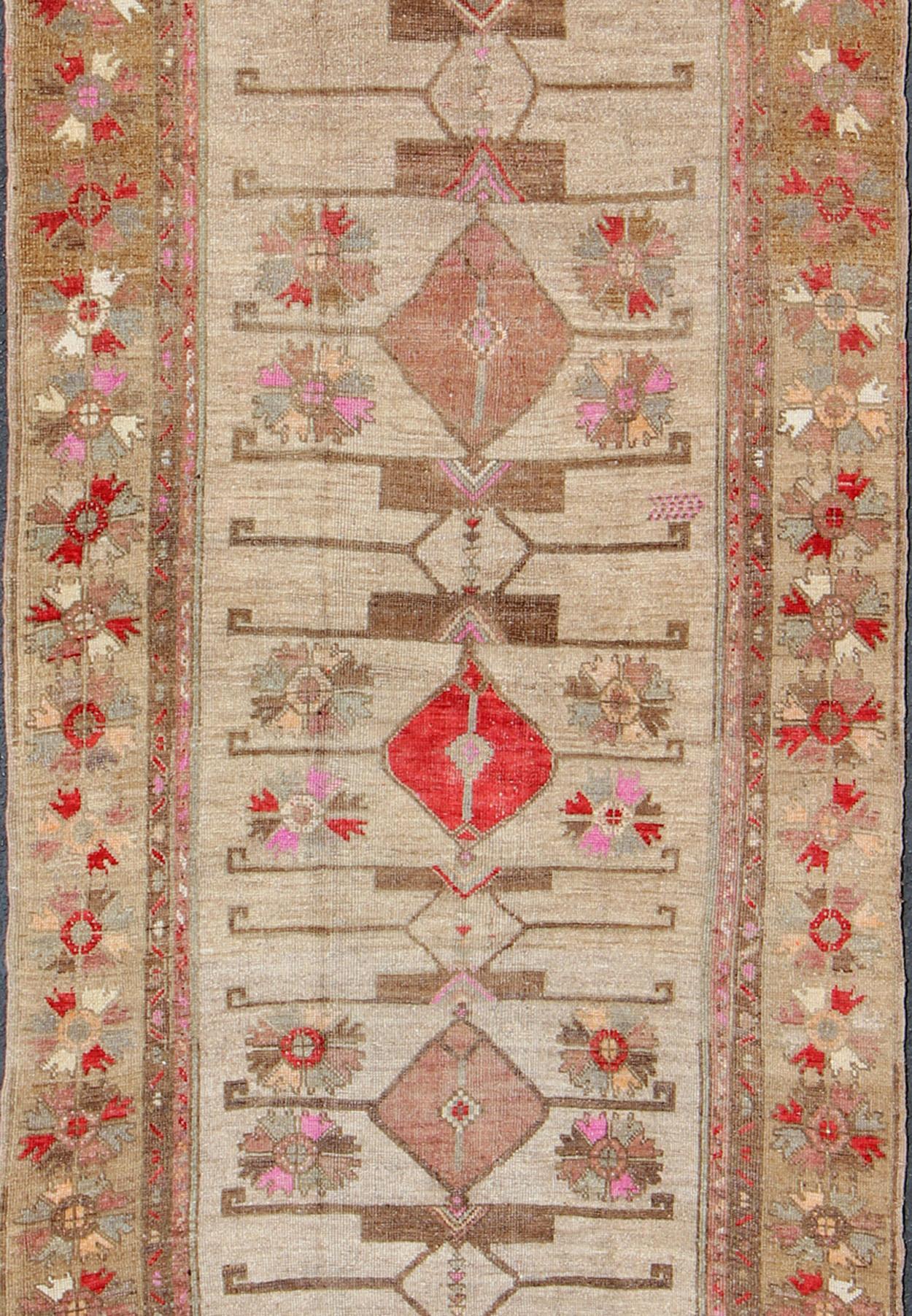 Einzigartiger Oushak-Läufer mit Stammesmotiven und geometrischen Motiven (Türkisch) im Angebot