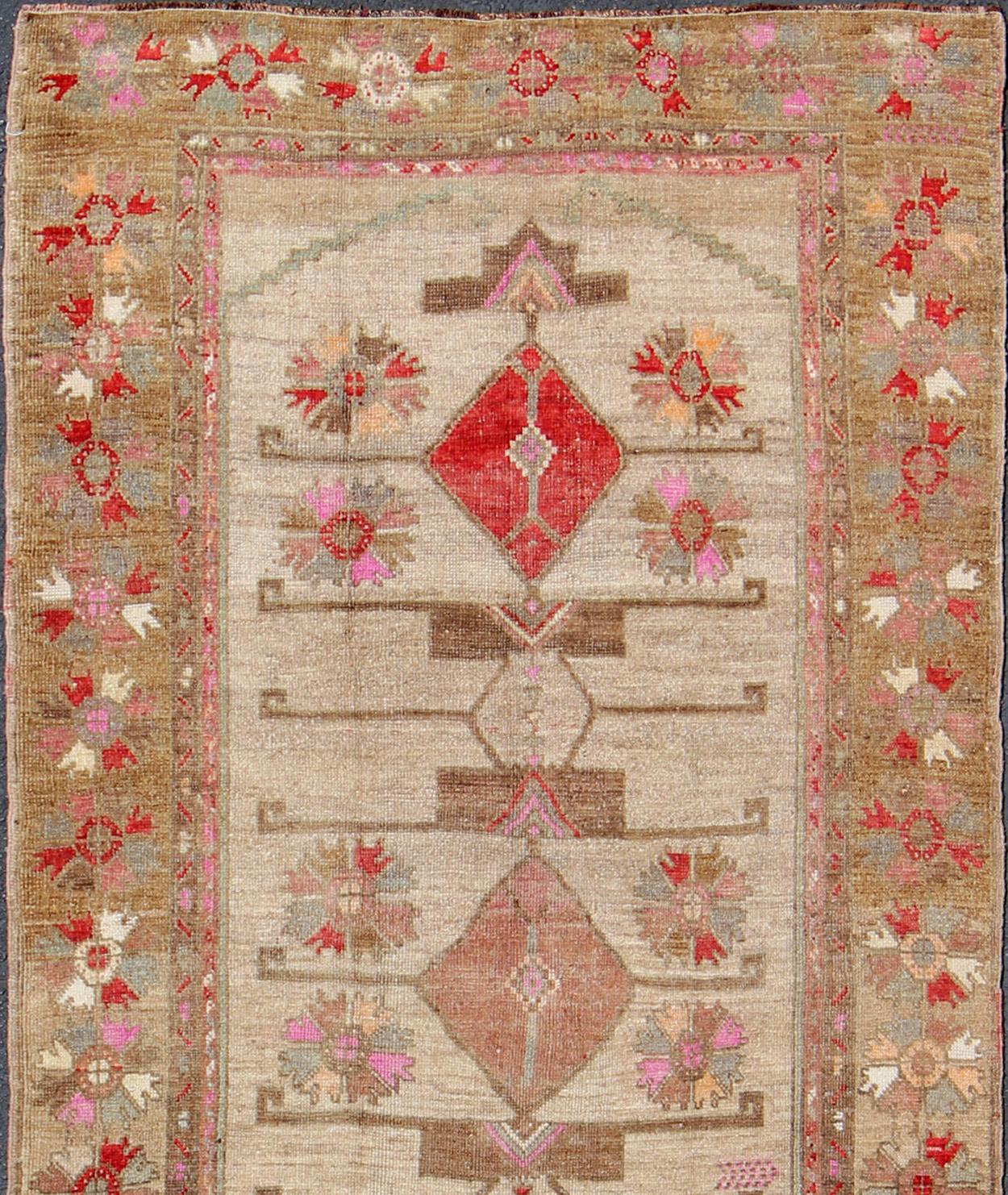 Einzigartiger Oushak-Läufer mit Stammesmotiven und geometrischen Motiven (Handgeknüpft) im Angebot
