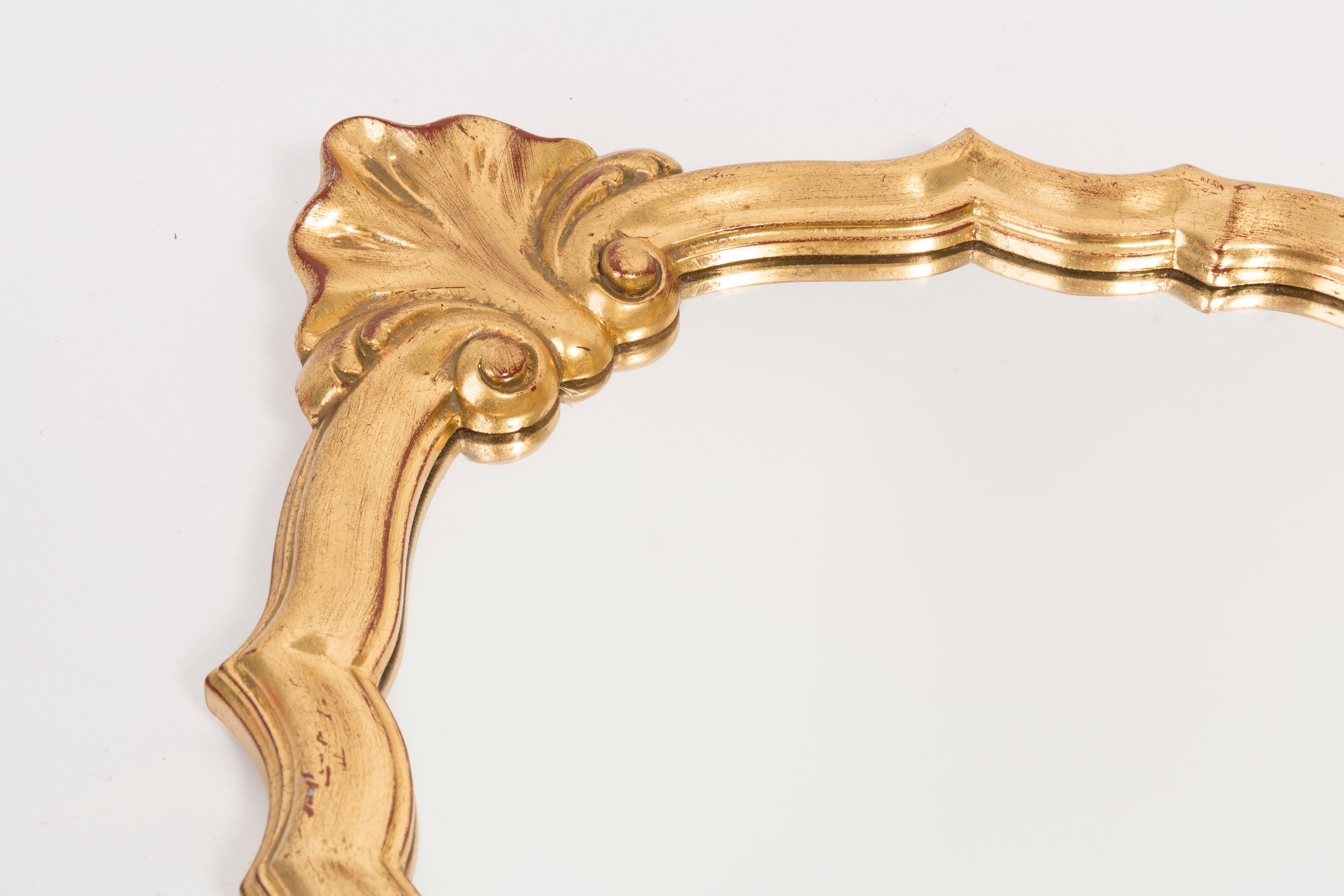 Dekorativer Vintage-Holzspiegel in einzigartiger Form aus Gold, Belgien, 1960er Jahre im Zustand „Gut“ im Angebot in 05-080 Hornowek, PL