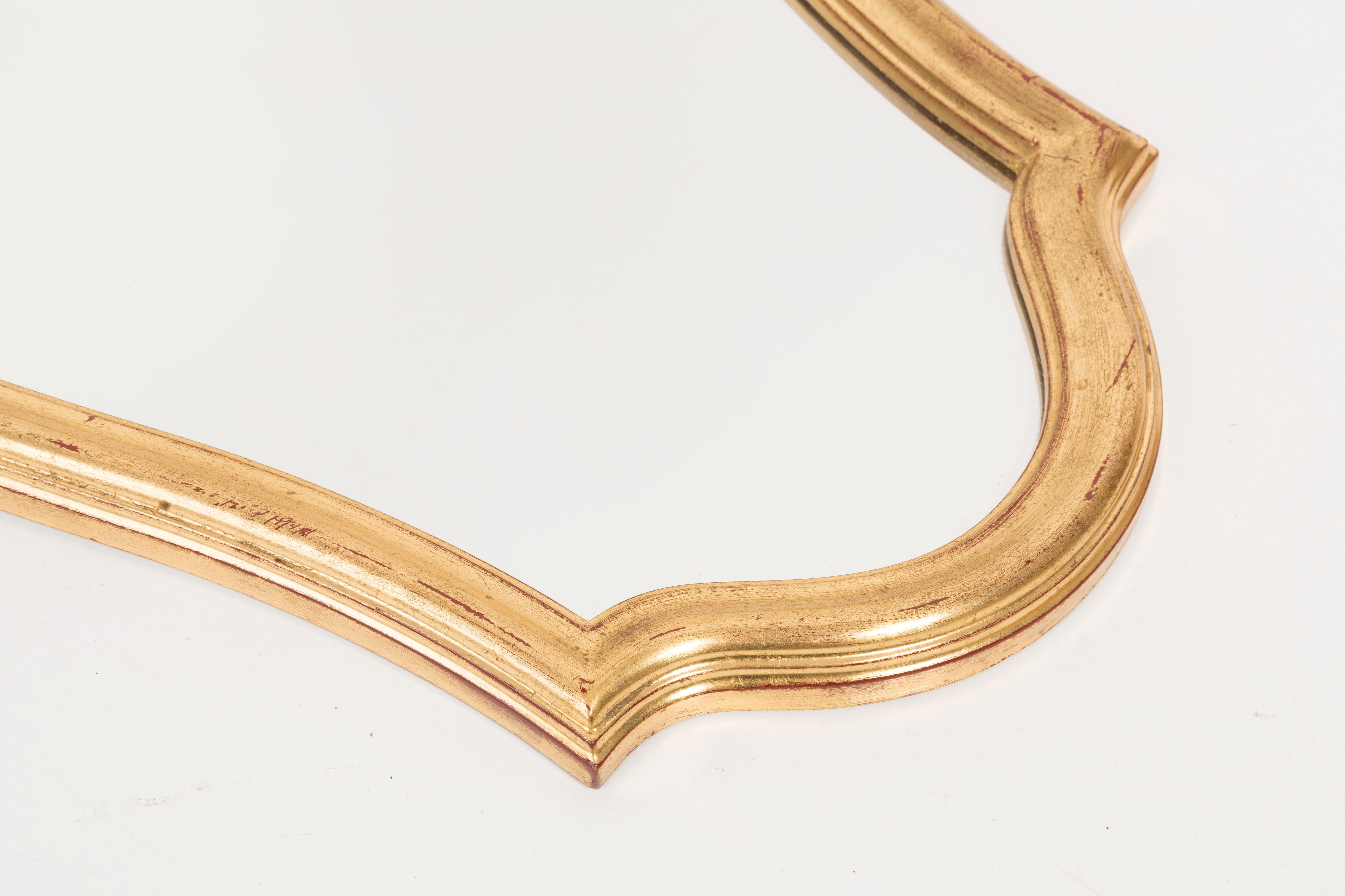 20ième siècle Miroir décoratif en bois doré de forme unique, Belgique, années 1960 en vente