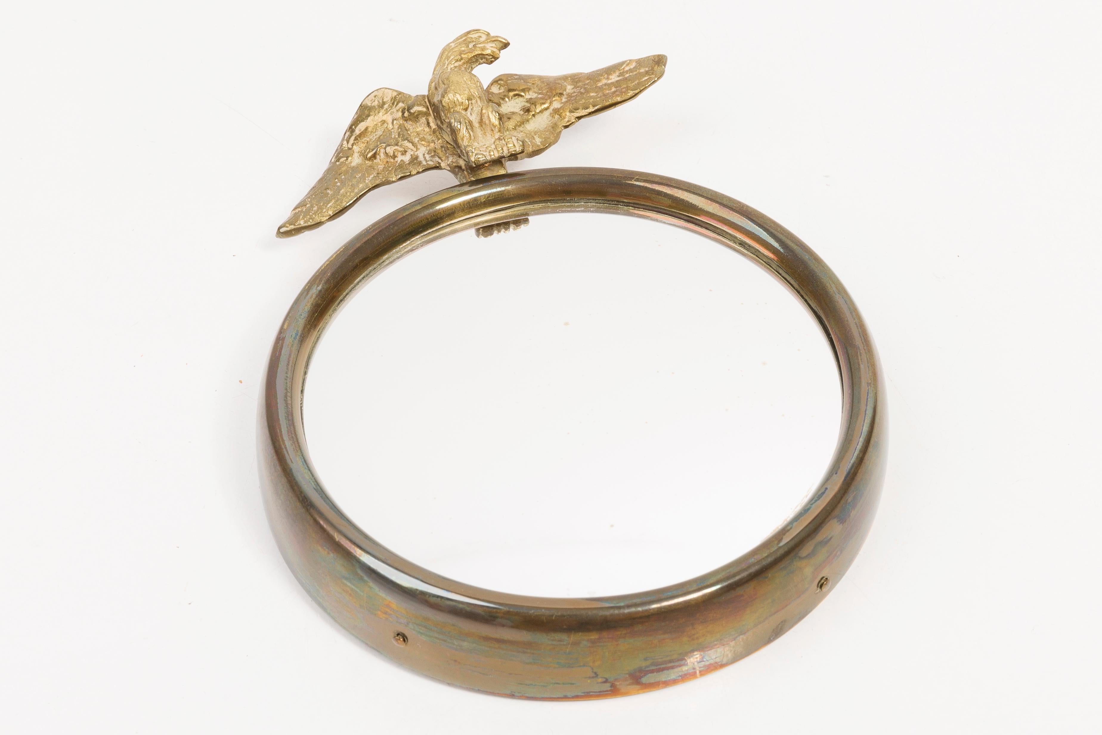 Ein Spiegel in einem goldenen Zierrahmen aus Italien. Der Rahmen ist aus Metall gefertigt. Spiegel ist in sehr gutem Vintage-Zustand, keine Schäden oder Risse im Rahmen. Originalglas - Fischaugeneffekt. Ein schönes Stück für jedes Interieur! Nur ein