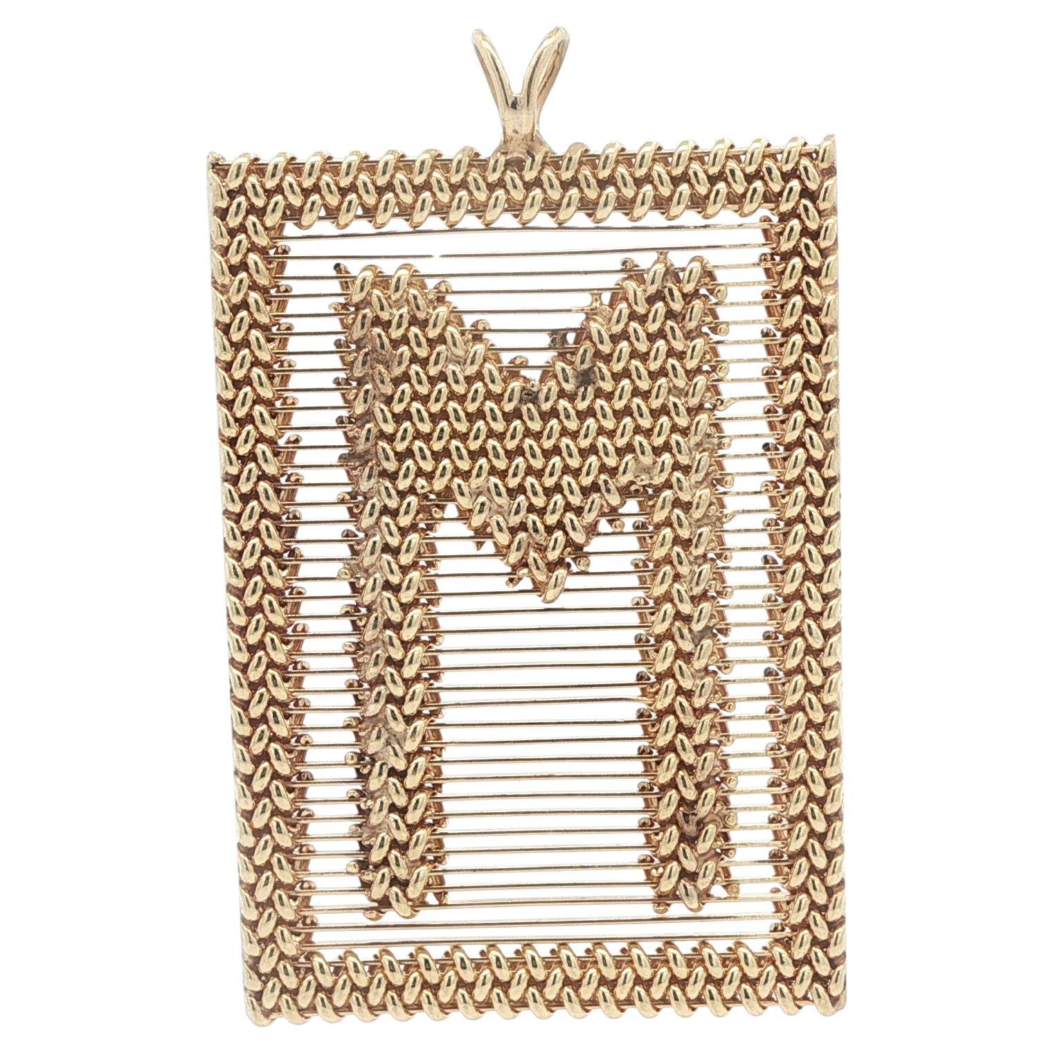 Ciondolo d
epoca unico in oro giallo massiccio con iniziale "M", con filo e intreccio di grandi dimensioni in vendita