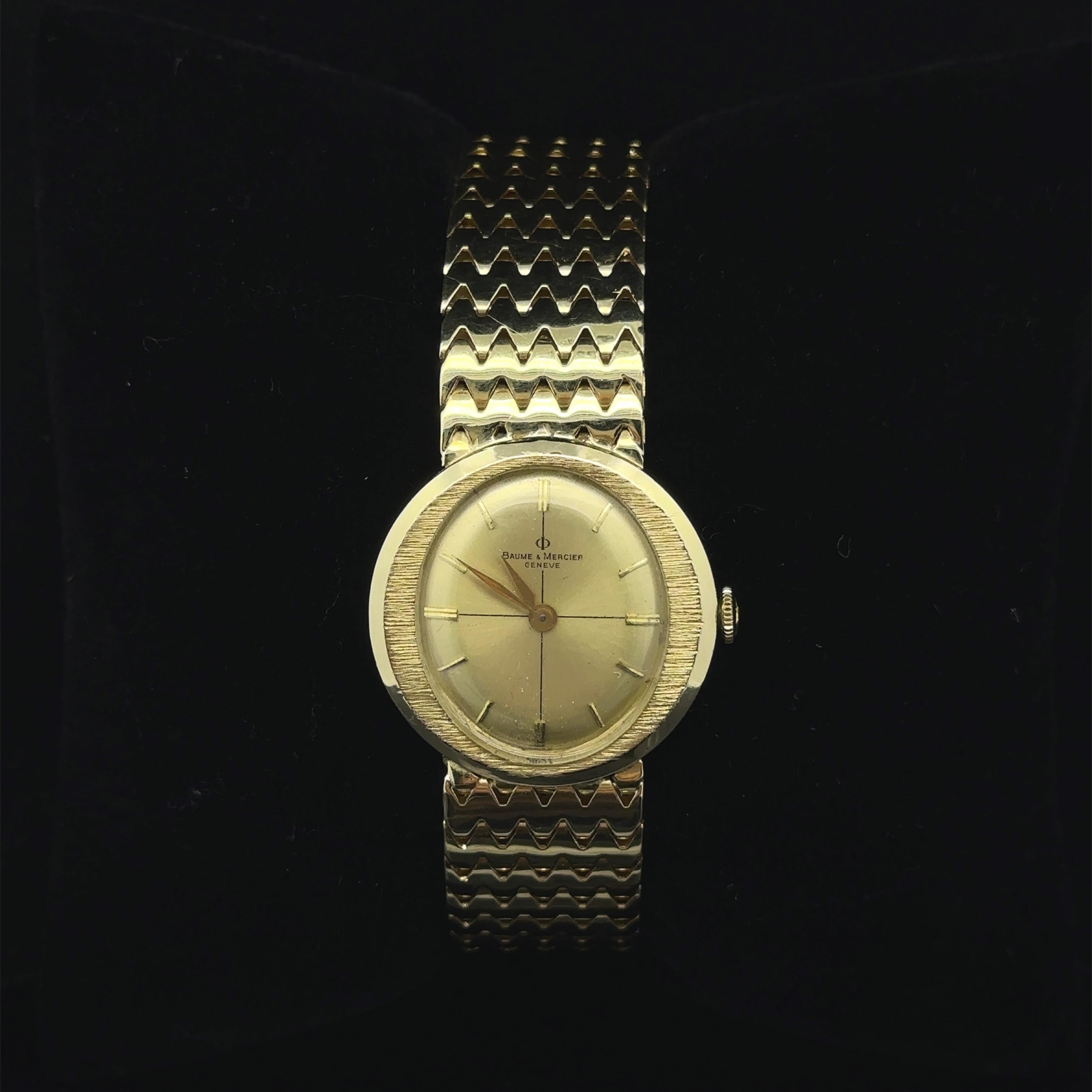 Horlogerie : Baume & Mercier
Mouvement : Mécanique - Remontage manuel - Fabriqué en Suisse
Matériau du boîtier et du bracelet : Or jaune 14k massif
Largeur du boîtier : 27 mm (sans compter la couronne)
Épaisseur du boîtier : 6,8 mm
Longueur du