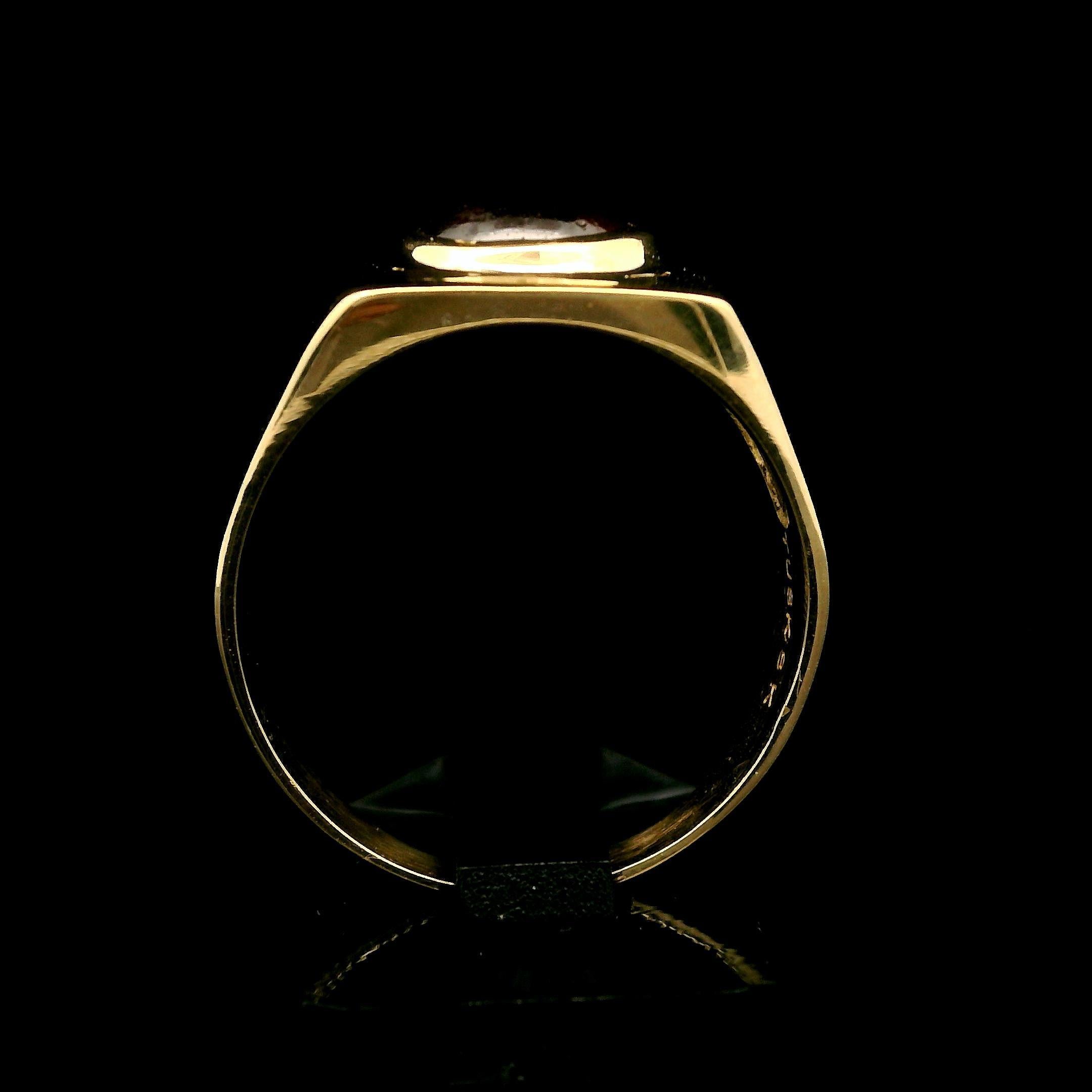 Vintage Unisex 18k Amarillo Oro Oval Granate Solitario Signet Band Ring en Bueno Estado en Montclair, NJ