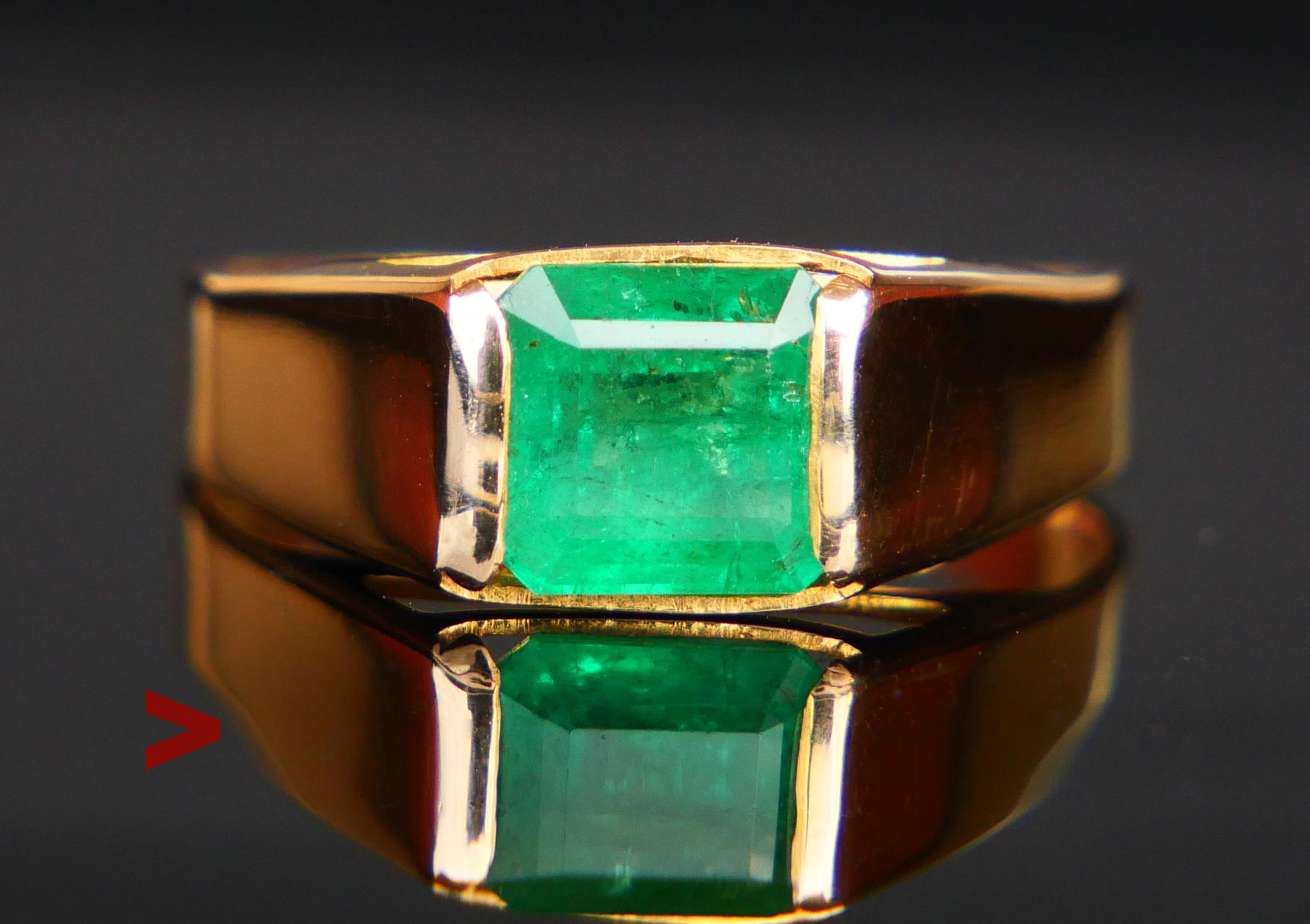 Vintage By Ring aus massivem 18-karätigem Gelbgold mit natürlichem Smaragd mit quadratischem Schliff 6,5 mm x 6,5 mm x 5 mm tief / ca. 2 ct. Unisex-Modell.

Gepunzt 18K. und schwedische Einfuhrzollzeichen.

Größe: Ø 8,5 US / 18,53 mm (kann in der