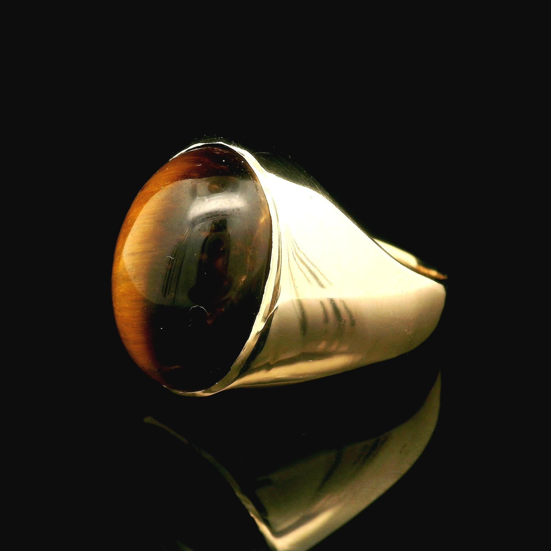 Cabochon Vintage Unisex Solid Yellow Gold Large Tiger's Eye Bezel Solitaire Ring For Sale