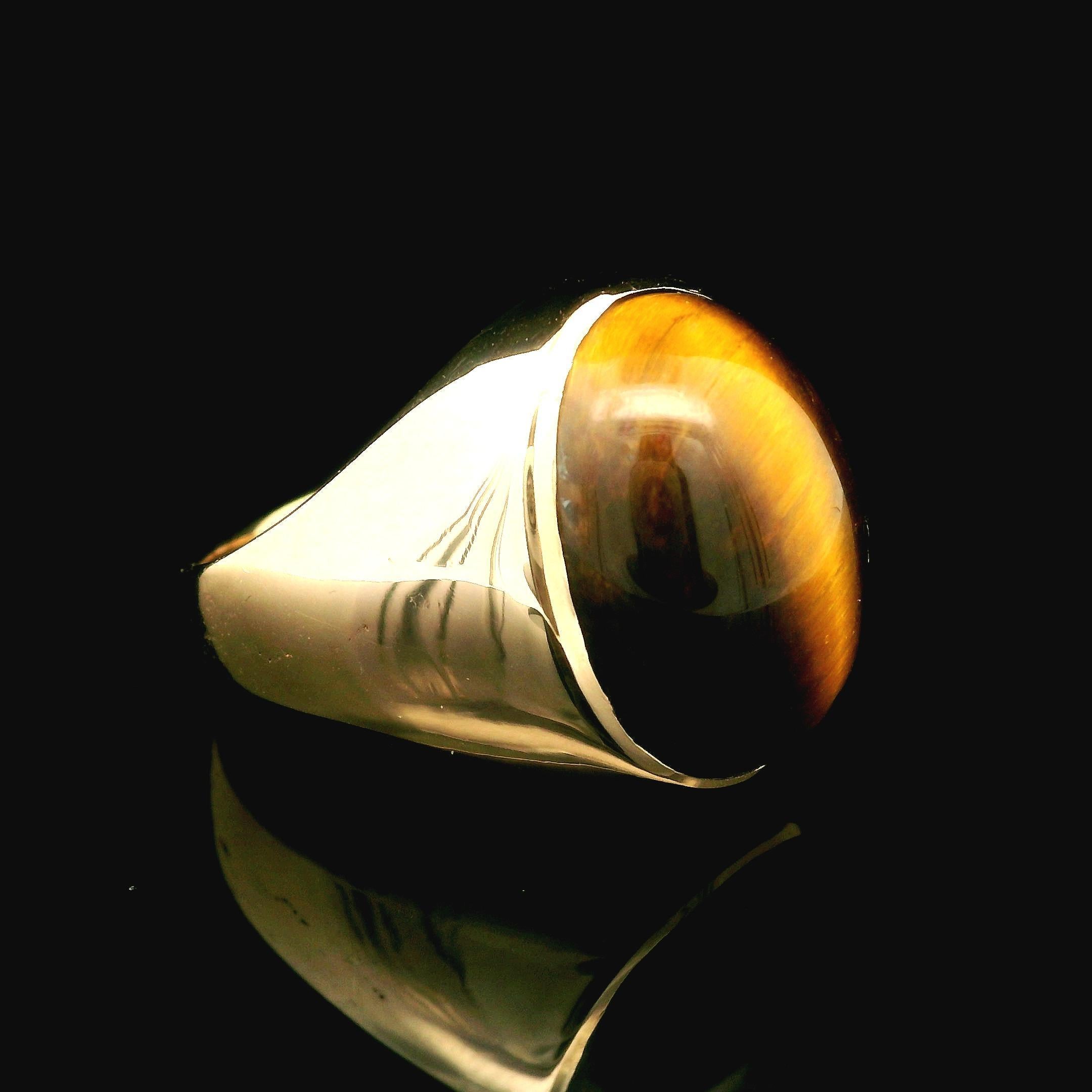Vintage Unisex Solid Yellow Gold Large Tiger's Eye Bezel Solitaire Ring In Excellent Condition For Sale In Montclair, NJ