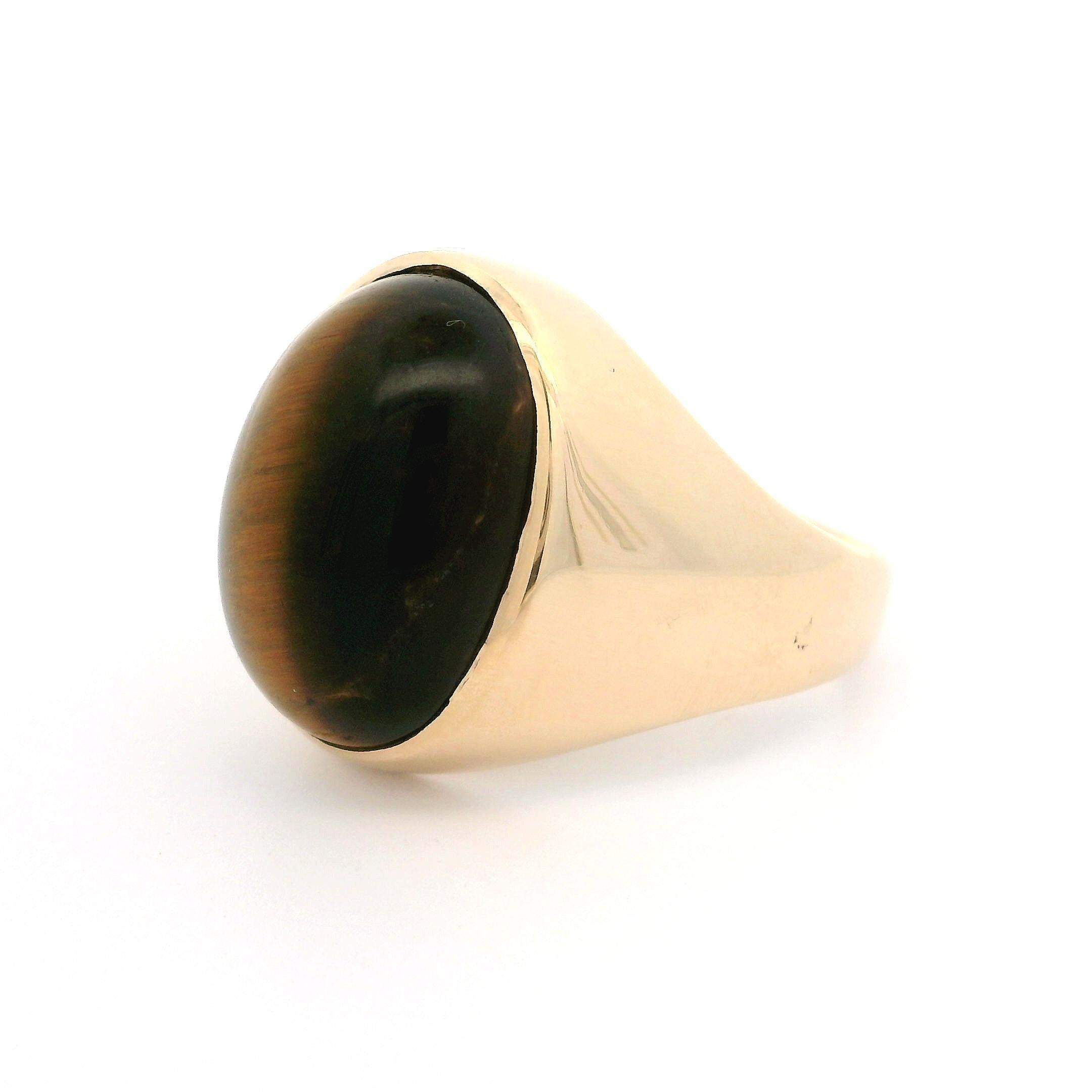 Vintage Unisex Solid Yellow Gold Large Tiger's Eye Bezel Solitaire Ring For Sale 2