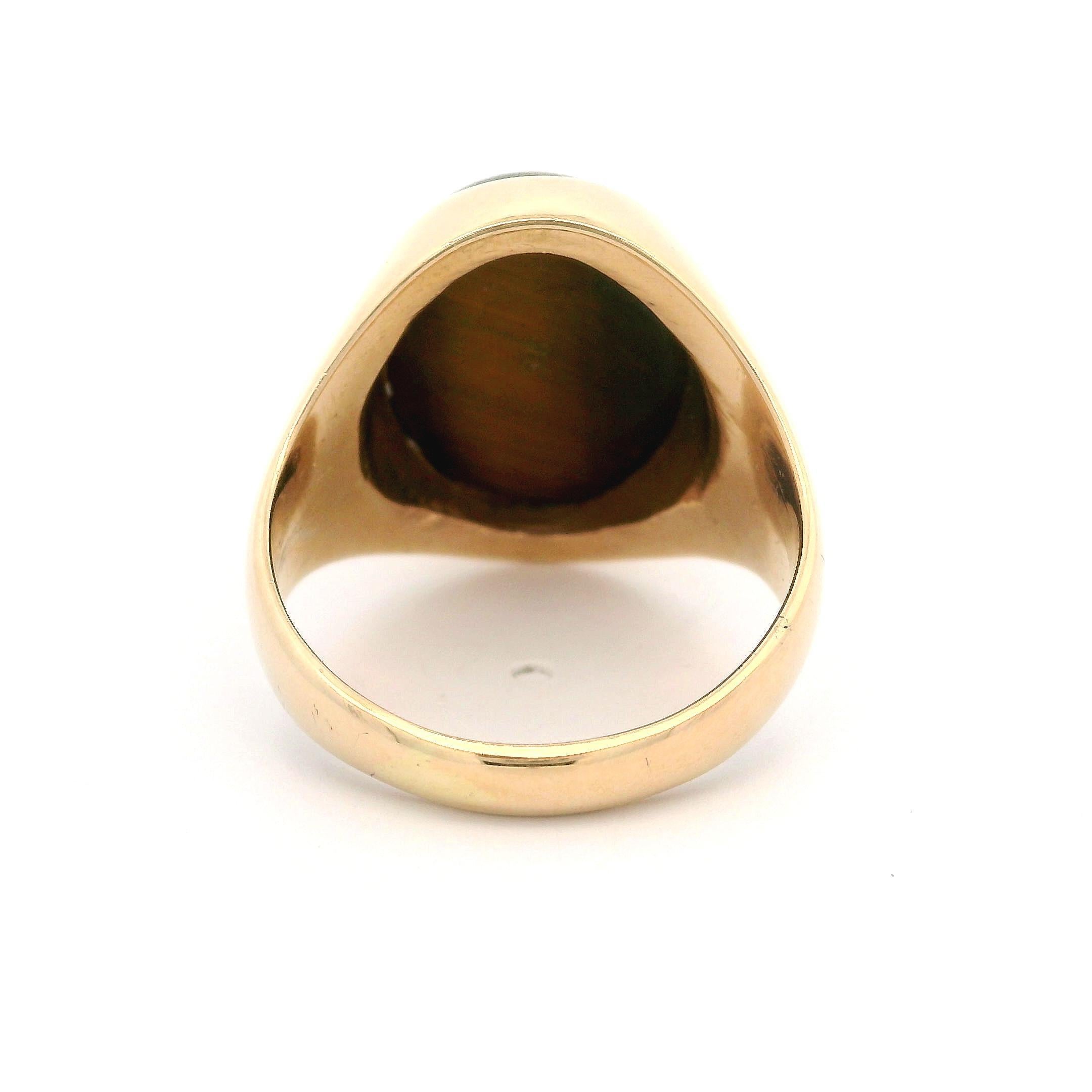 Vintage Unisex Solid Yellow Gold Large Tiger's Eye Bezel Solitaire Ring For Sale 3