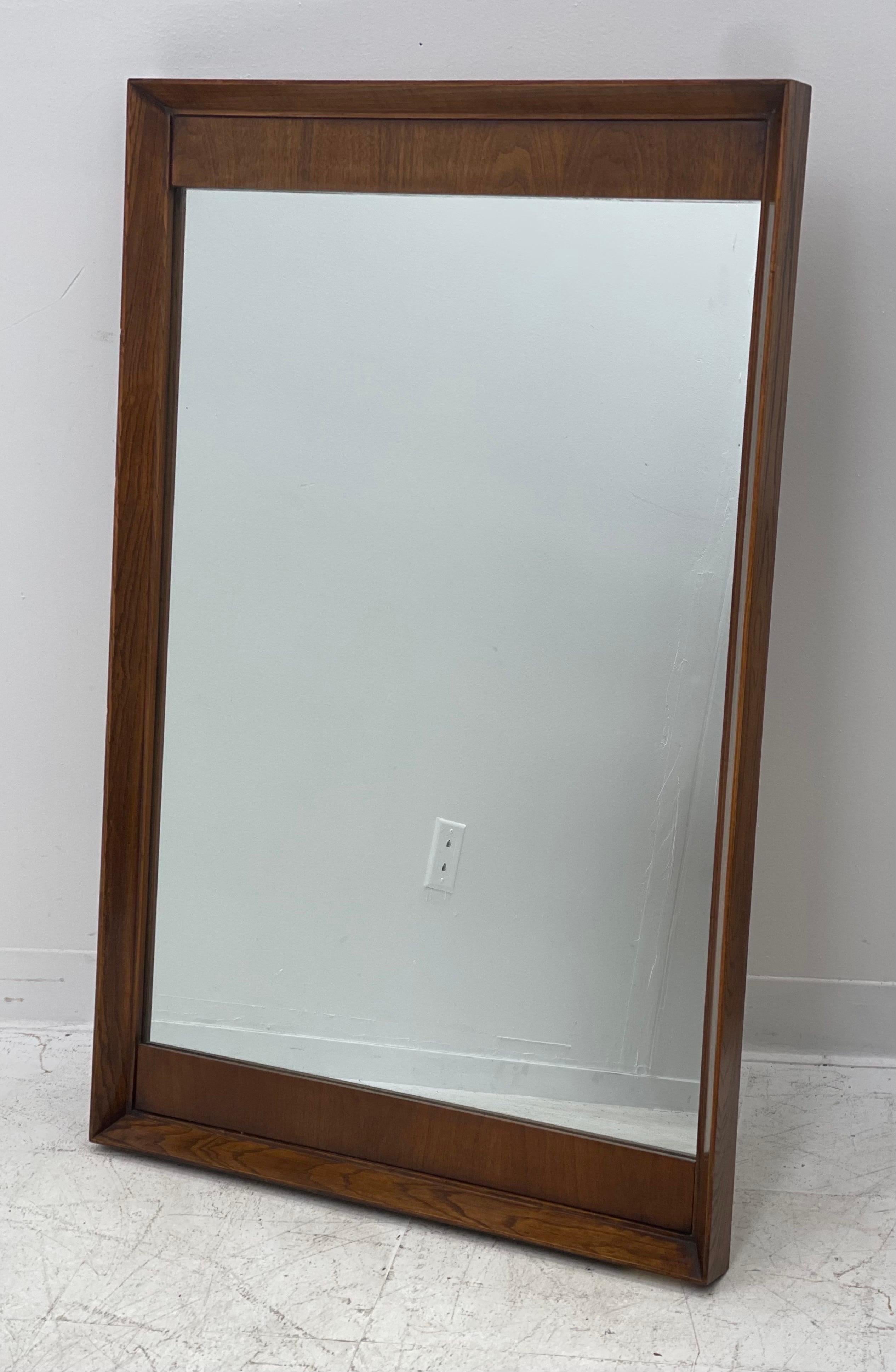 Vintage United CO. Mid-Century Modern mirror 

Dimensions. 28 W ; 43 H.