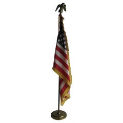 Vieux drapeau militaire americain en soie 50 etoiles sur mât en laiton