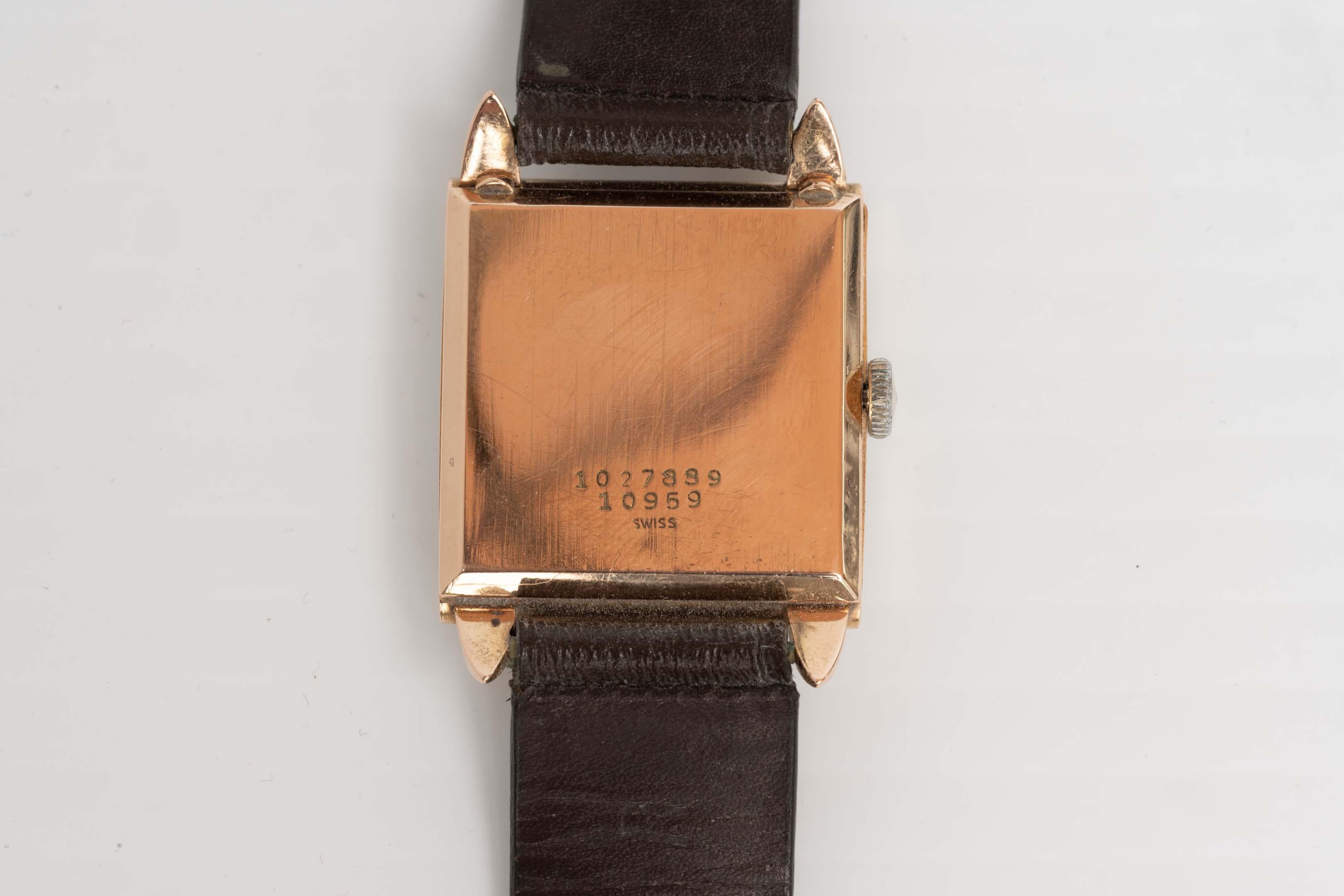 Universal Geneve Montre-bracelet vintage en or rose 18 carats Bon état - En vente à Montreal, QC