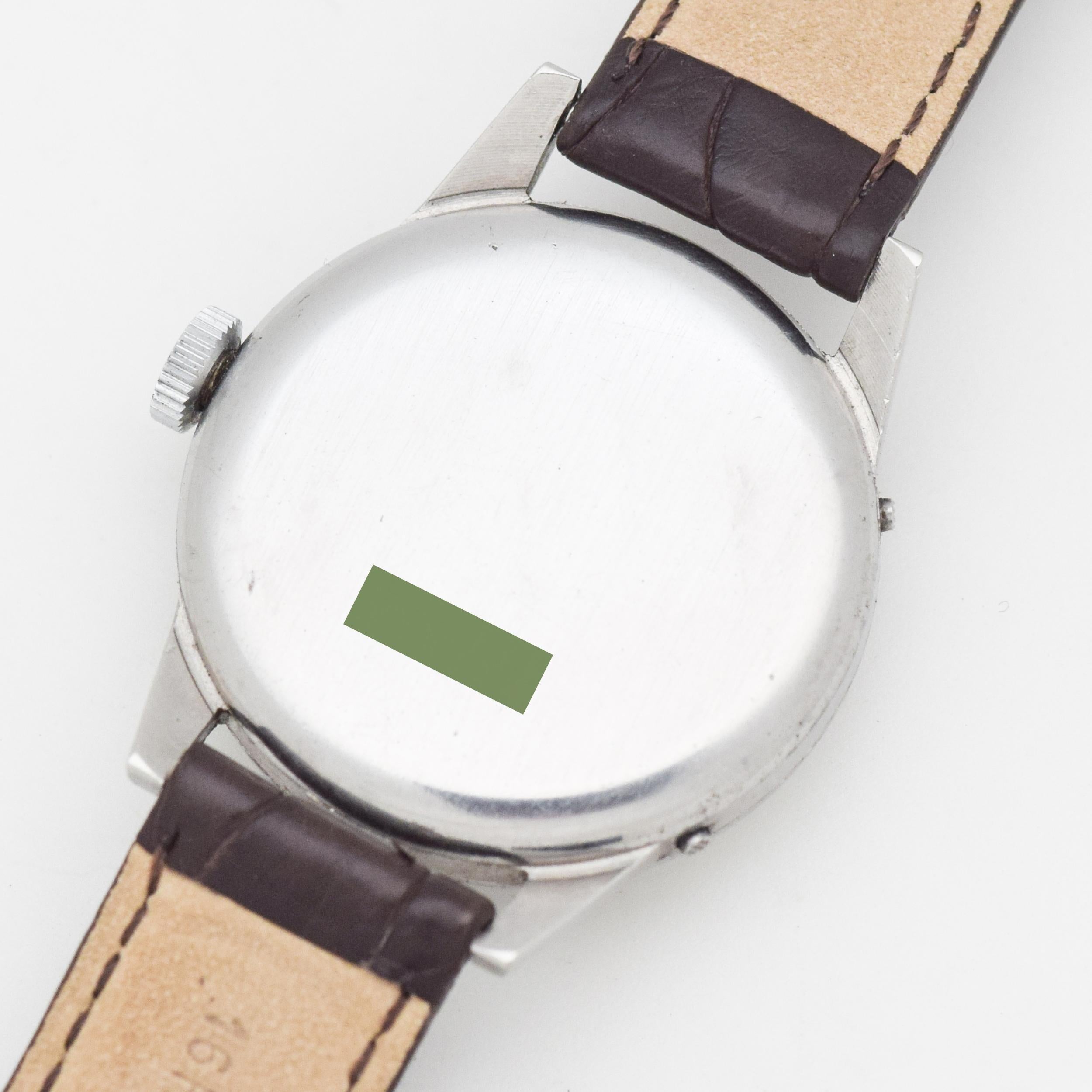 Vintage Universal Genève Triple Date Calendar Watch, 1942 In Excellent Condition For Sale In Beverly Hills, CA