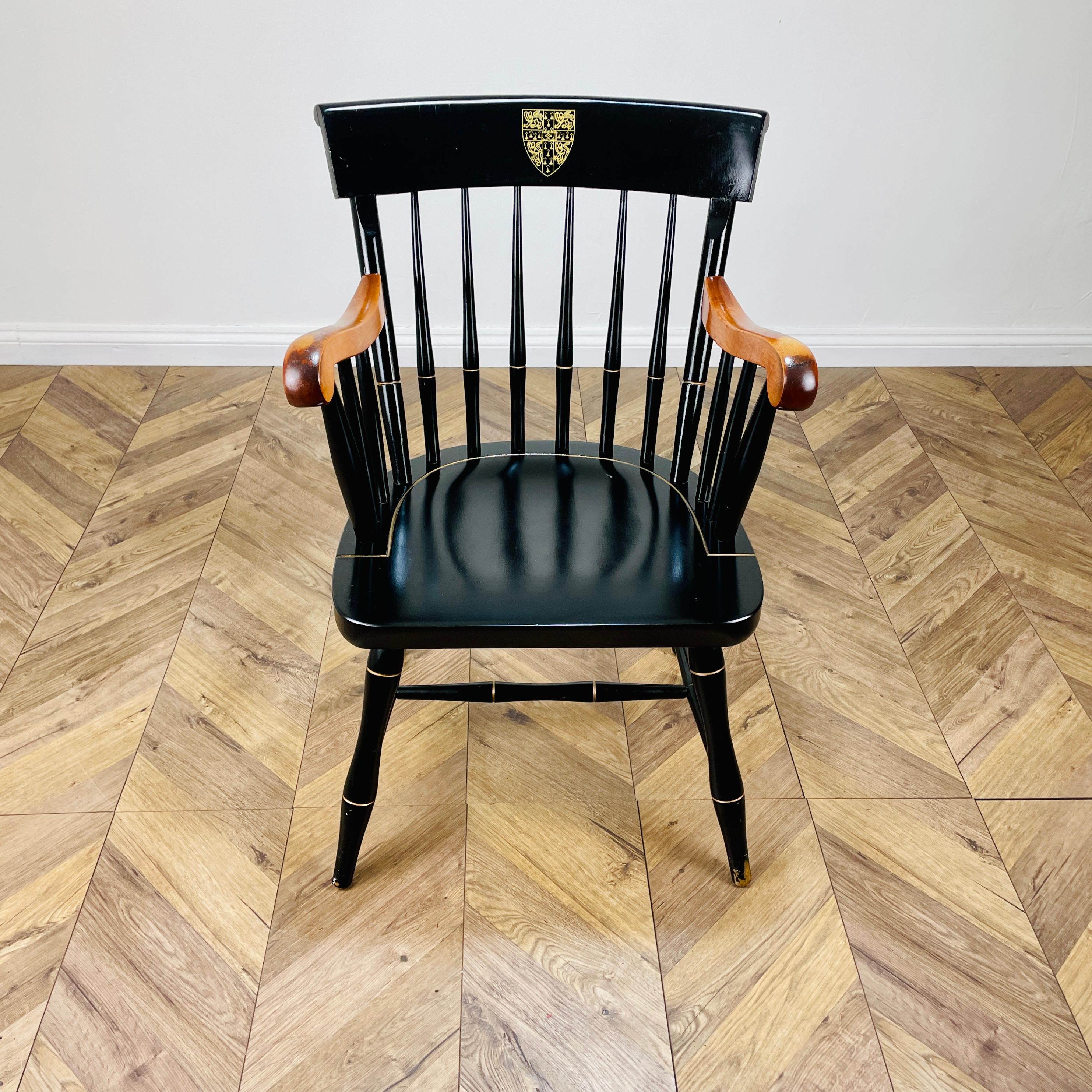 Fauteuil Windsor vintage en bois d'ébène de l'université de Cambridge par Nichols + Stone Bon état - En vente à Ely, GB