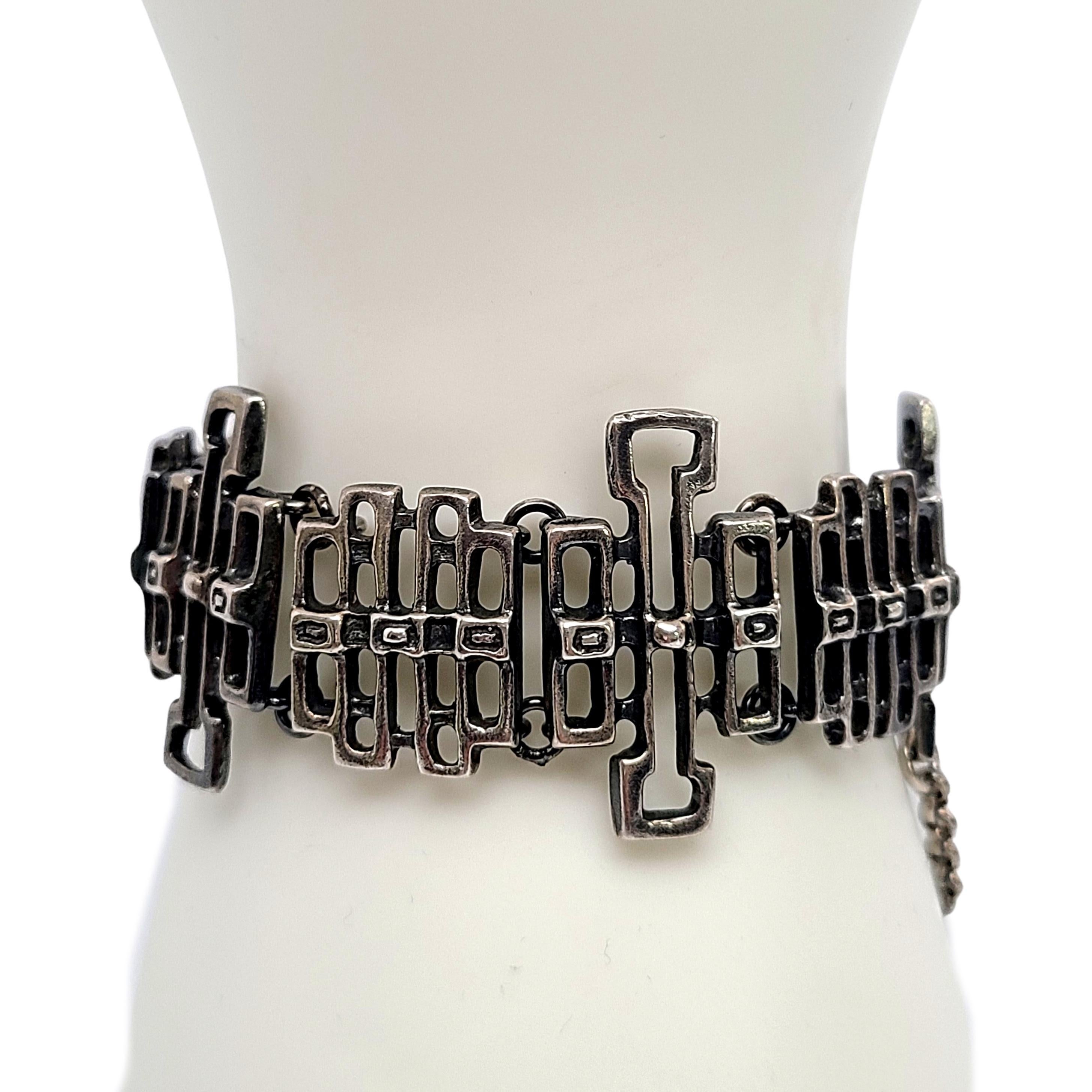 Vintage modernist link sterling silver bracelet by Unn Tangerud for David Andersen Norway, circa 1960s.

This unique piece features a cur-out modernist design links, a hidden slide clasp closure with safety chain.

Measures 7 1/2