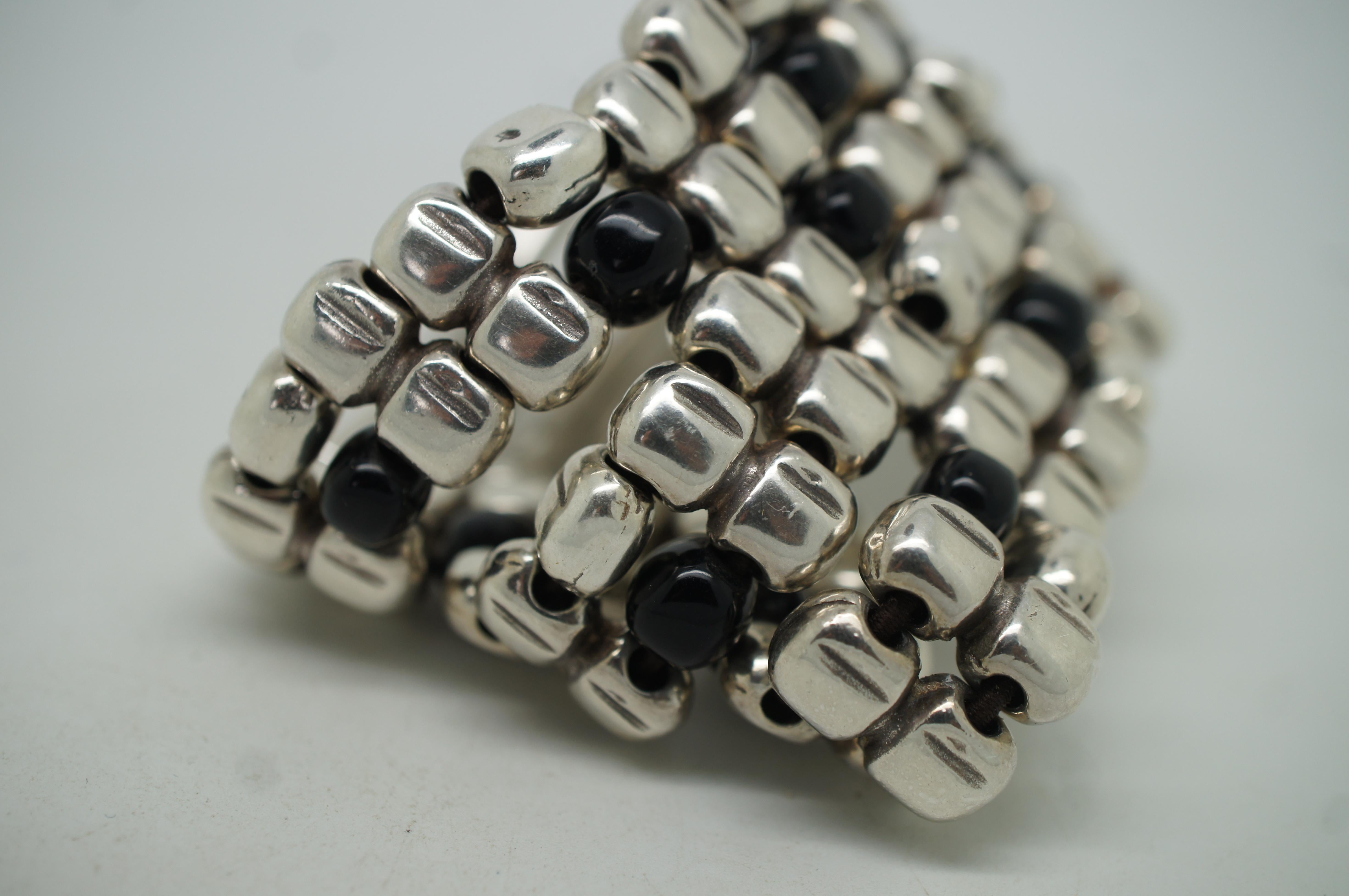 Uno de 50 Bracelet manchette extensible large perlé argenté et noir vintage en vente 4