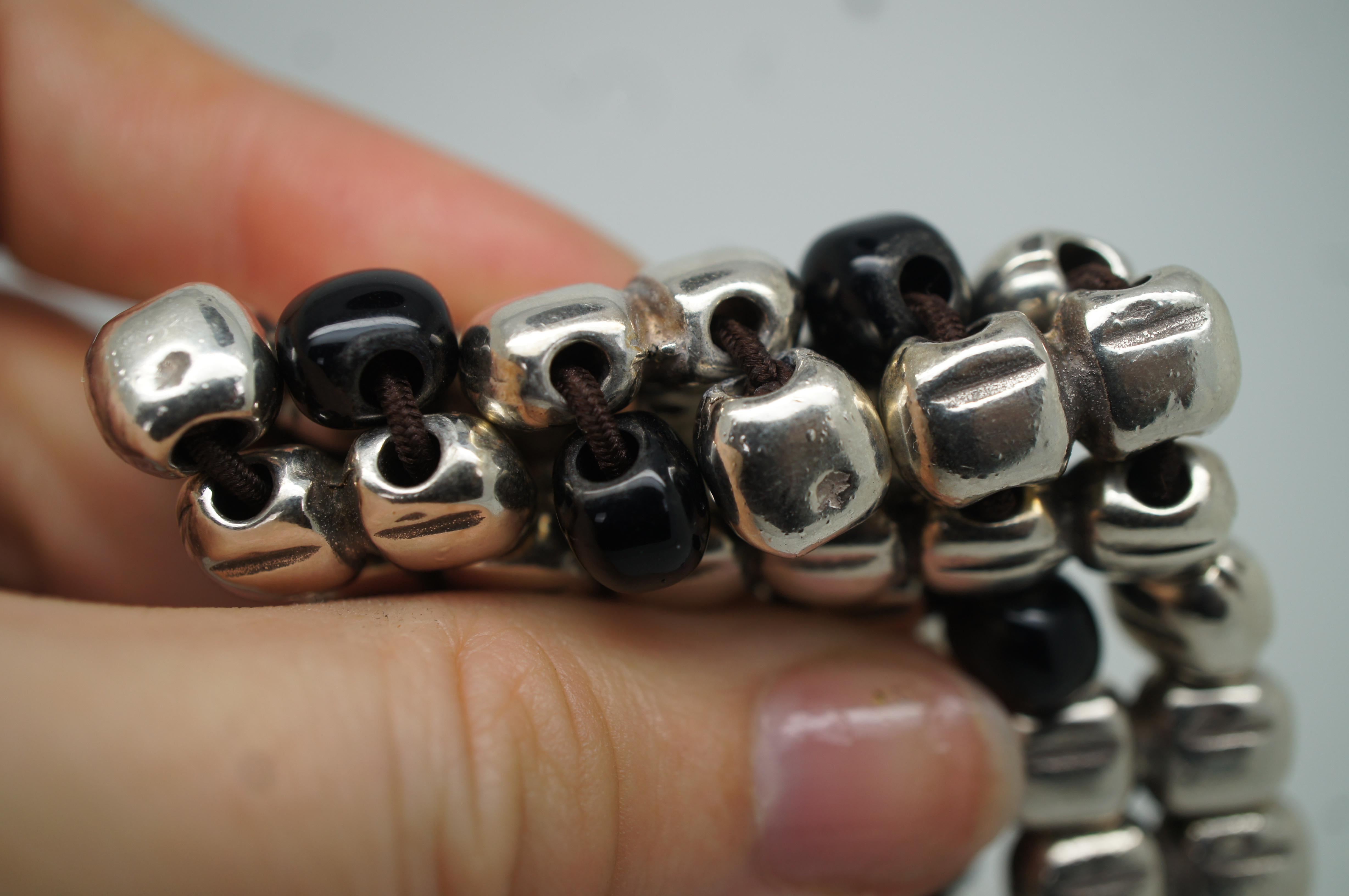 Uno de 50 Bracelet manchette extensible large perlé argenté et noir vintage en vente 5