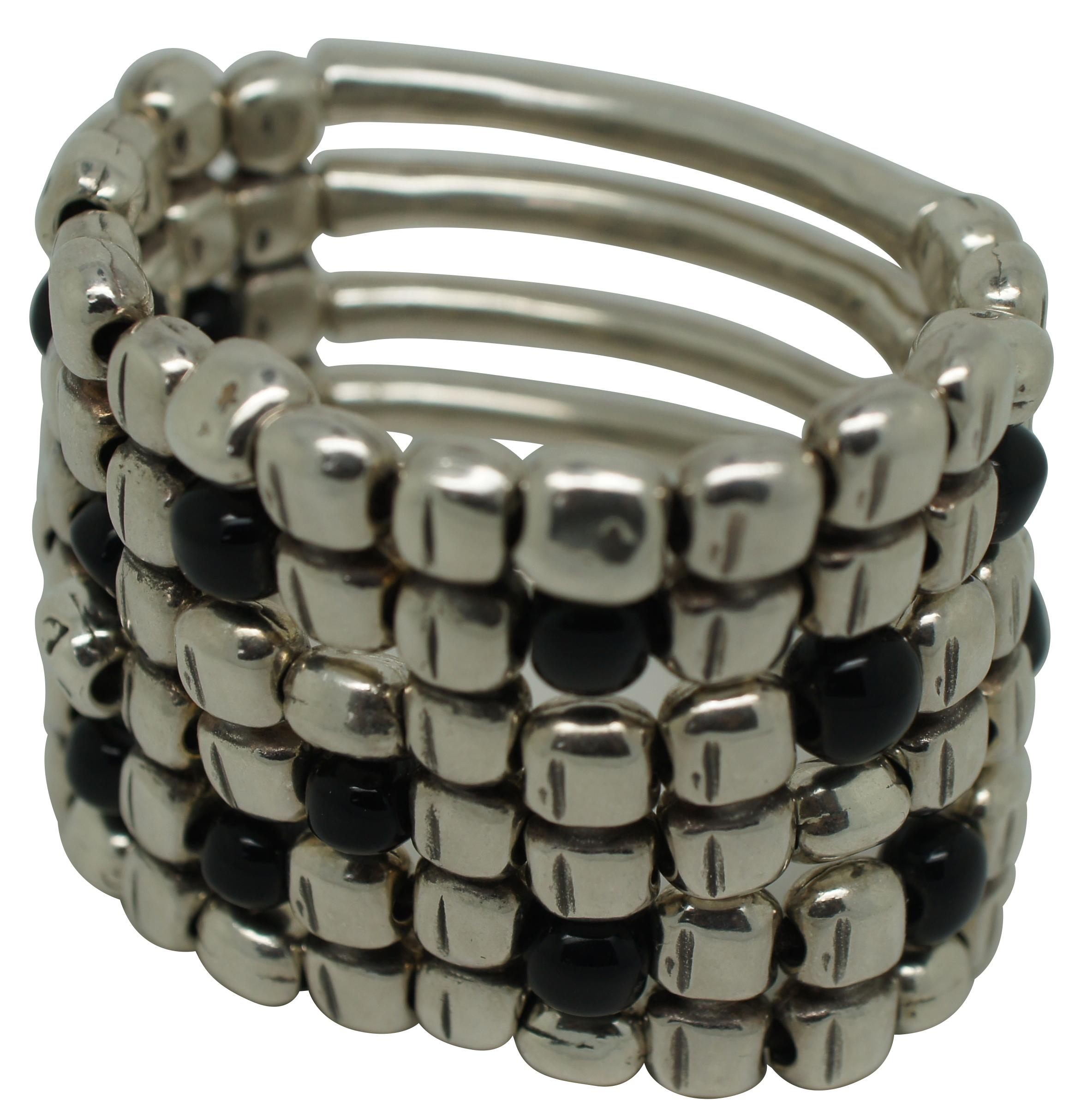 Uno de 50 silberfarbenes und schwarzes, sechslagiges, dehnbares Armband mit steinförmigen Perlen auf der Vorderseite und knochen- und korallenförmigen Perlen auf der Rückseite.