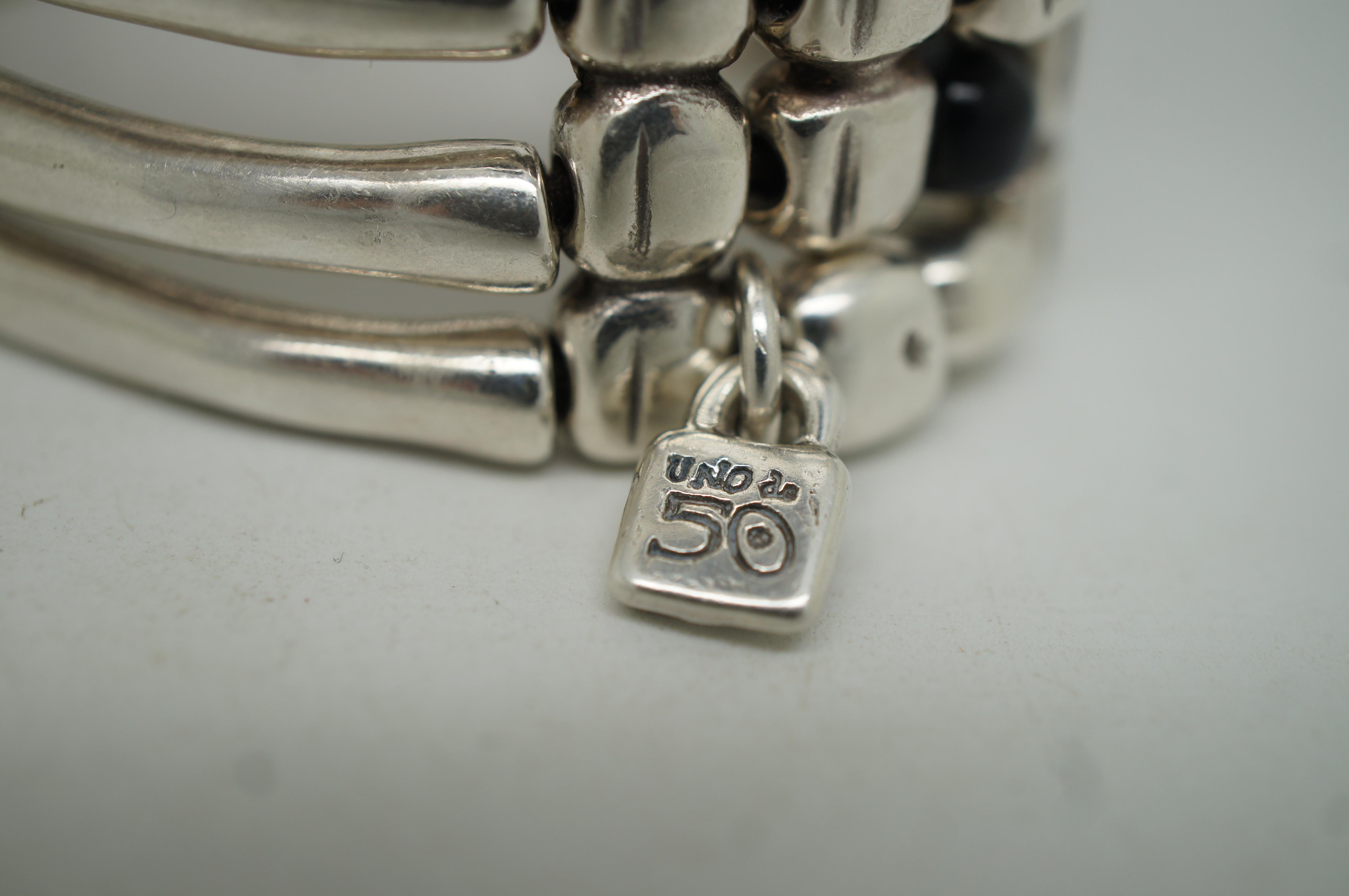 20ième siècle Uno de 50 Bracelet manchette extensible large perlé argenté et noir vintage en vente