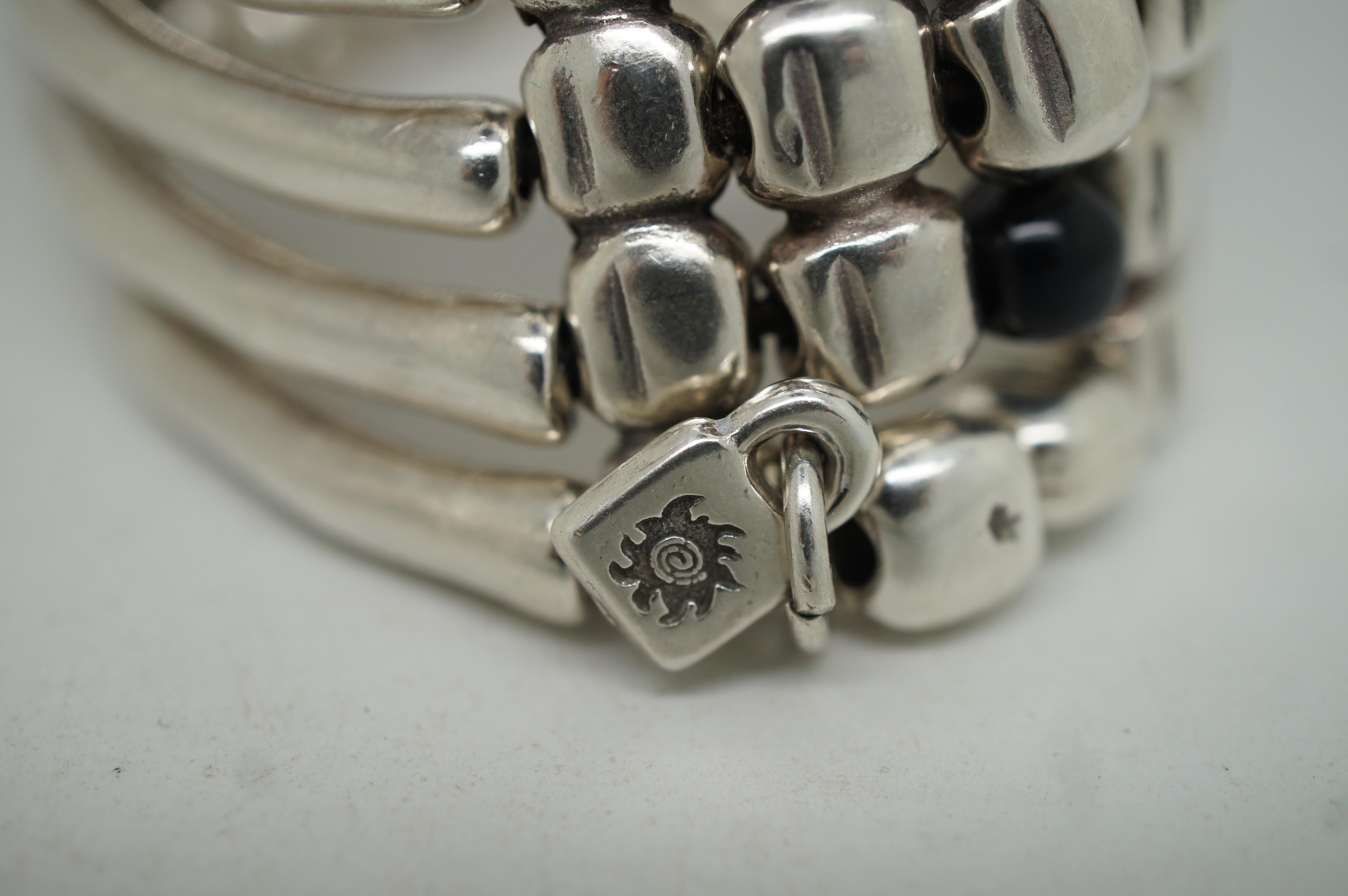 Métal Uno de 50 Bracelet manchette extensible large perlé argenté et noir vintage en vente