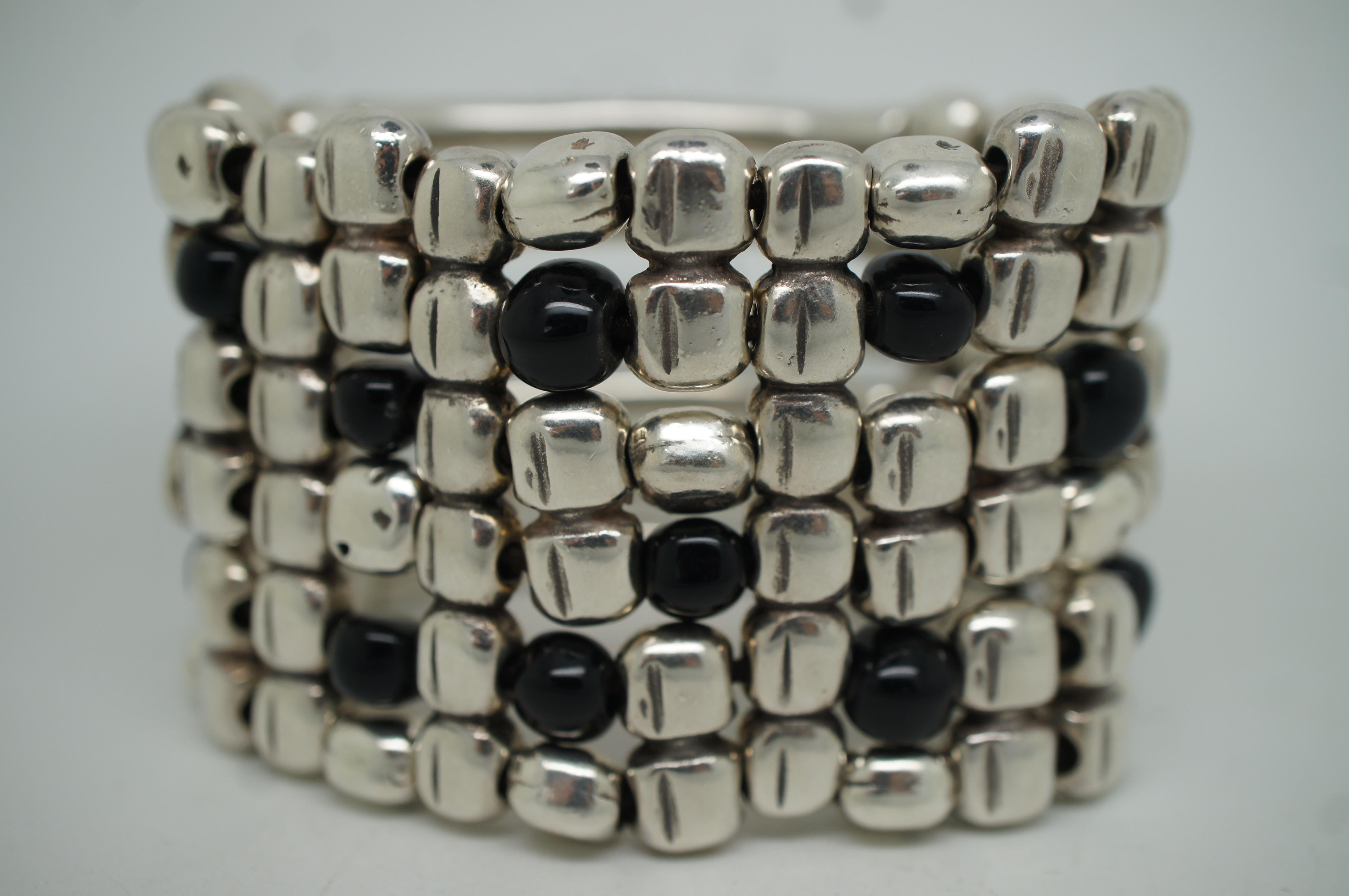 Uno de 50 Bracelet manchette extensible large perlé argenté et noir vintage en vente 1