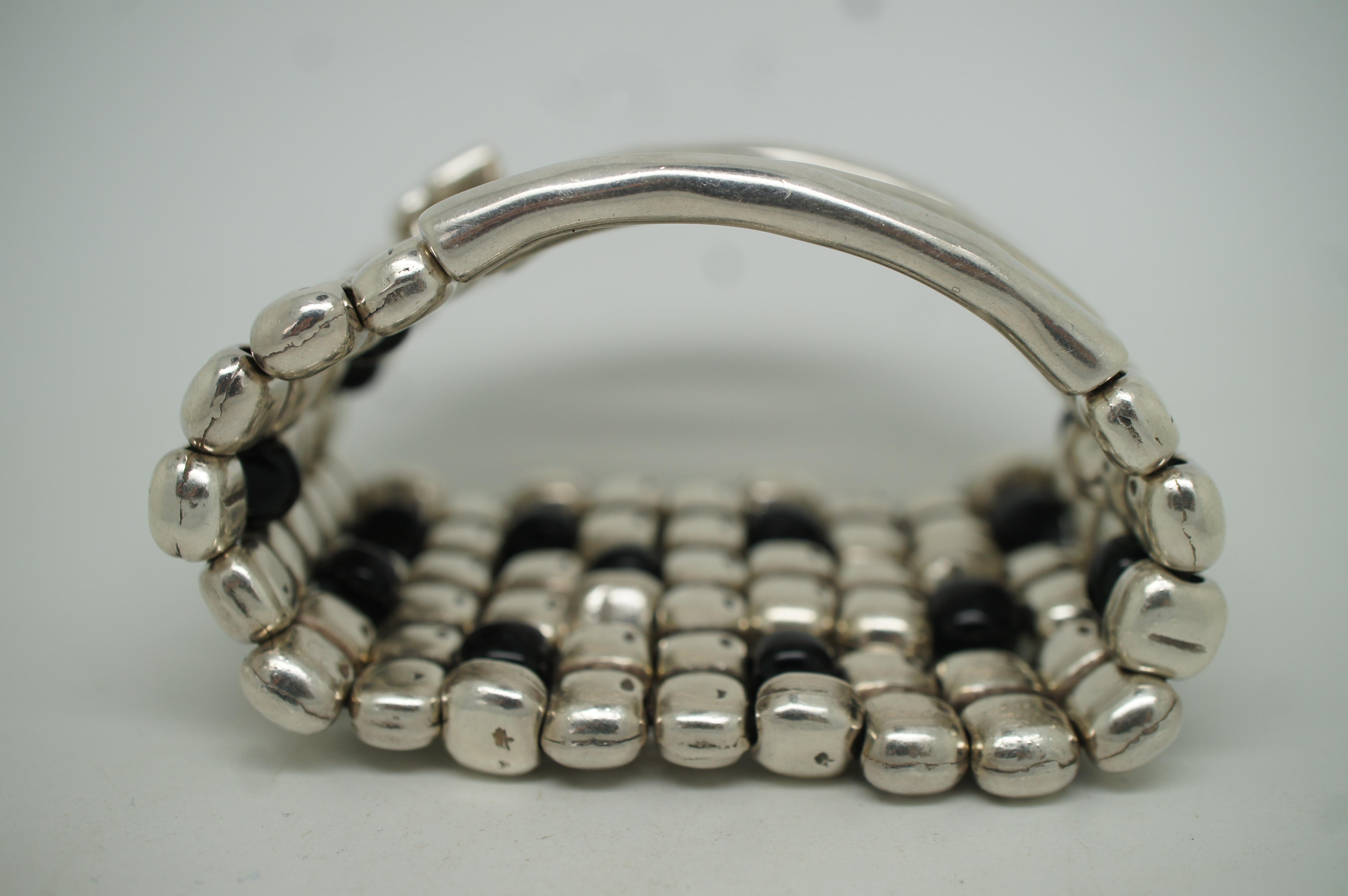 Uno de 50 Bracelet manchette extensible large perlé argenté et noir vintage en vente 2