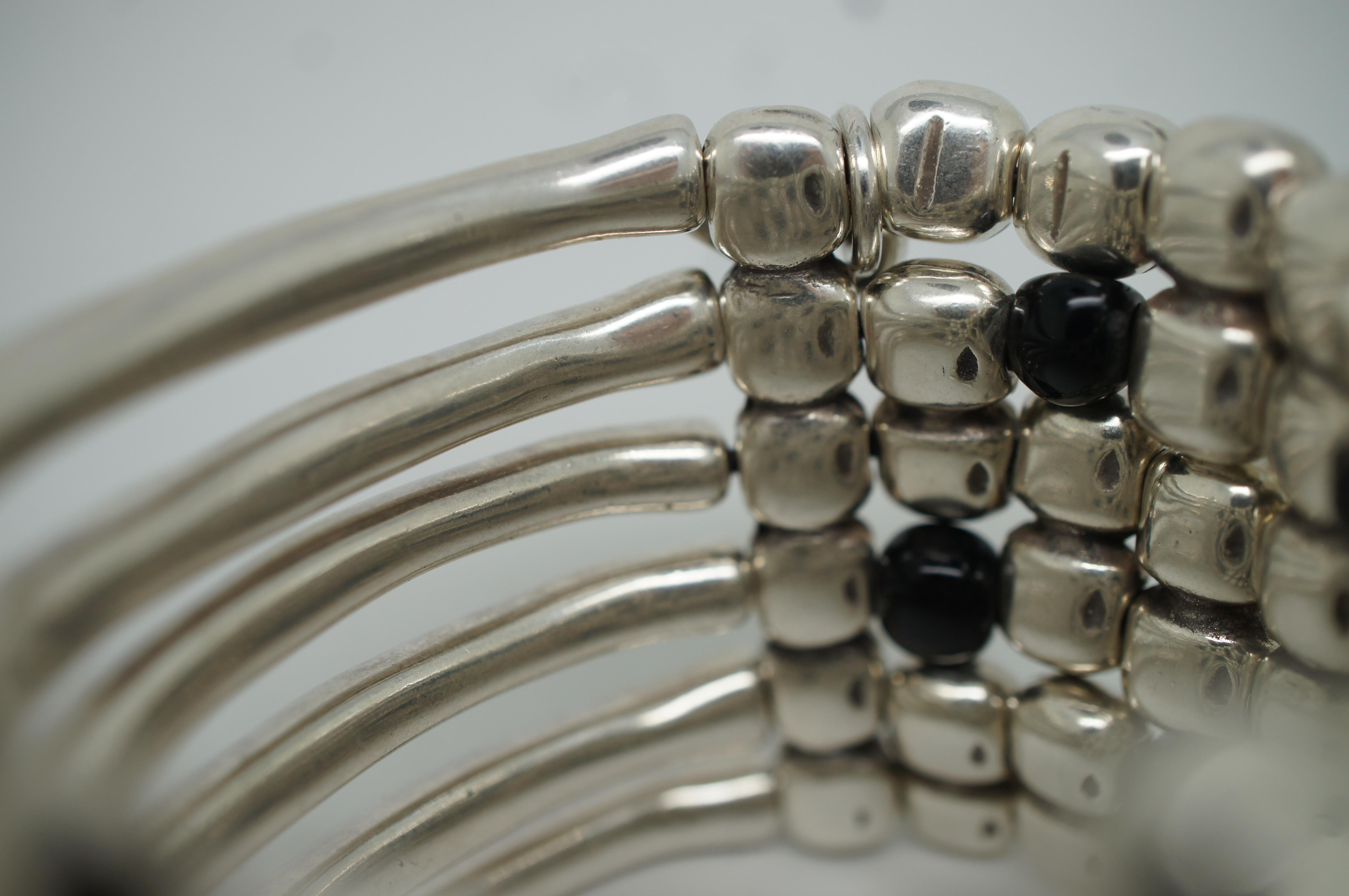 Uno de 50 Bracelet manchette extensible large perlé argenté et noir vintage en vente 3