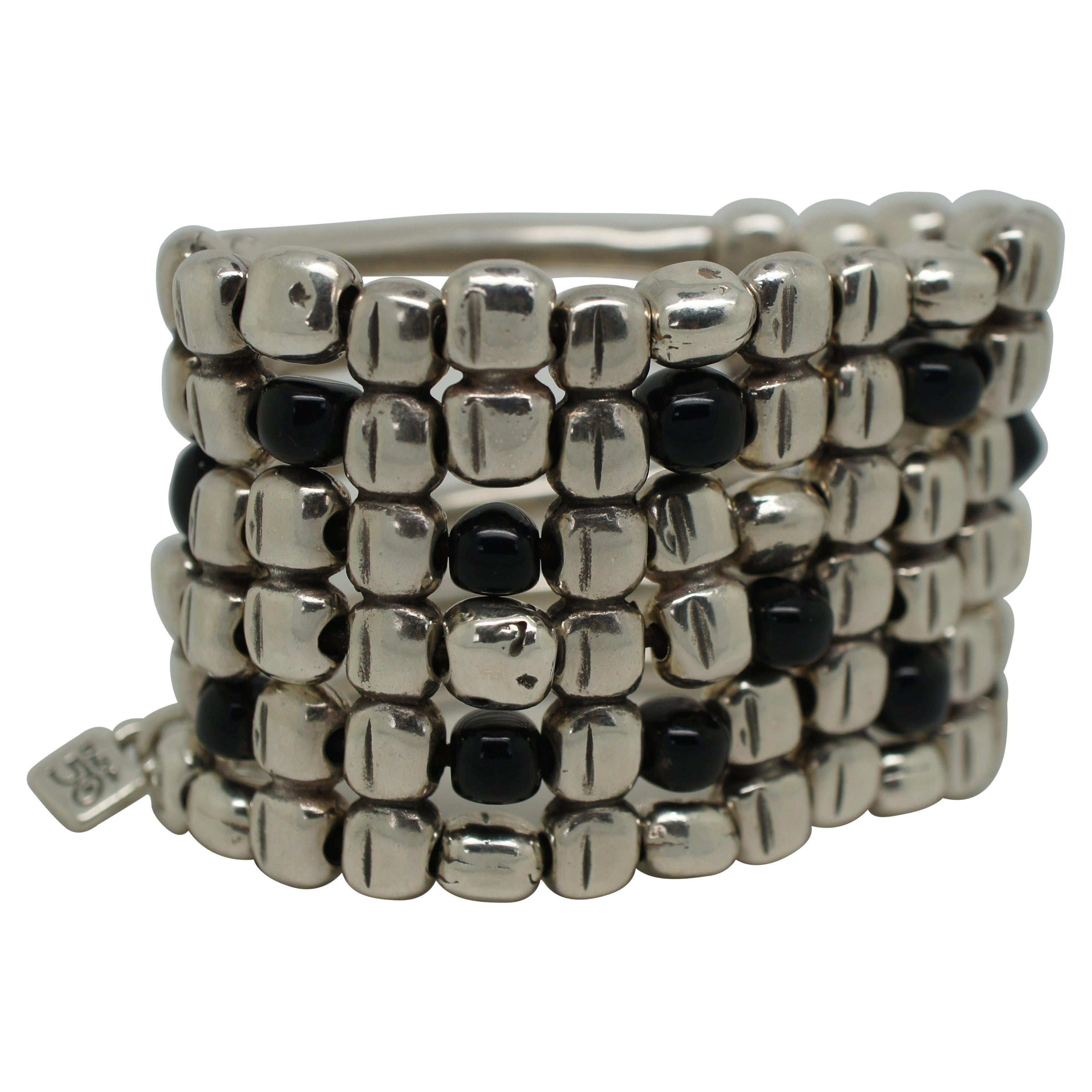 Uno de 50 Bracelet manchette extensible large perlé argenté et noir vintage en vente