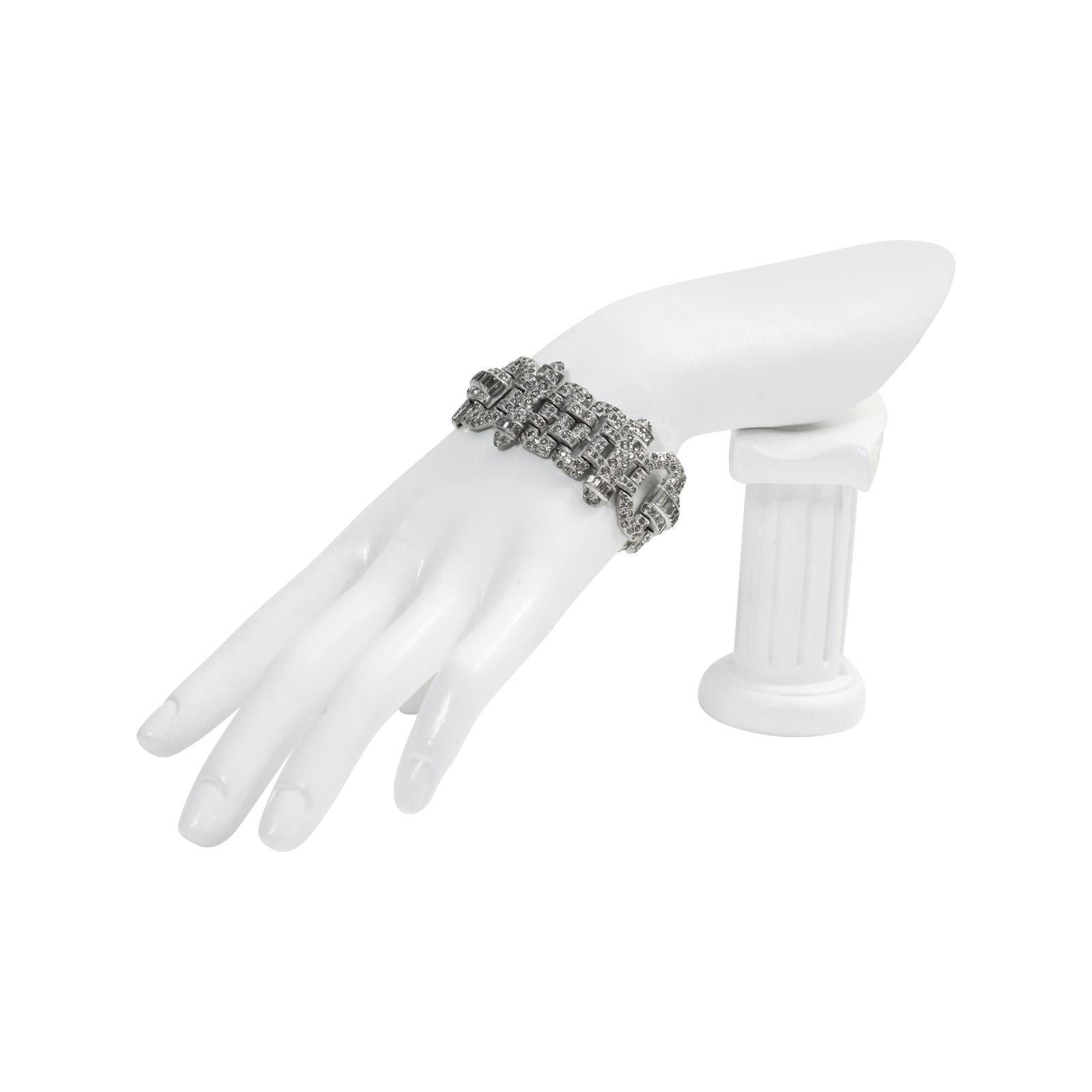 Moderne Vintage Unsigned  Diamante Art Deco Bracelet Circa en vente