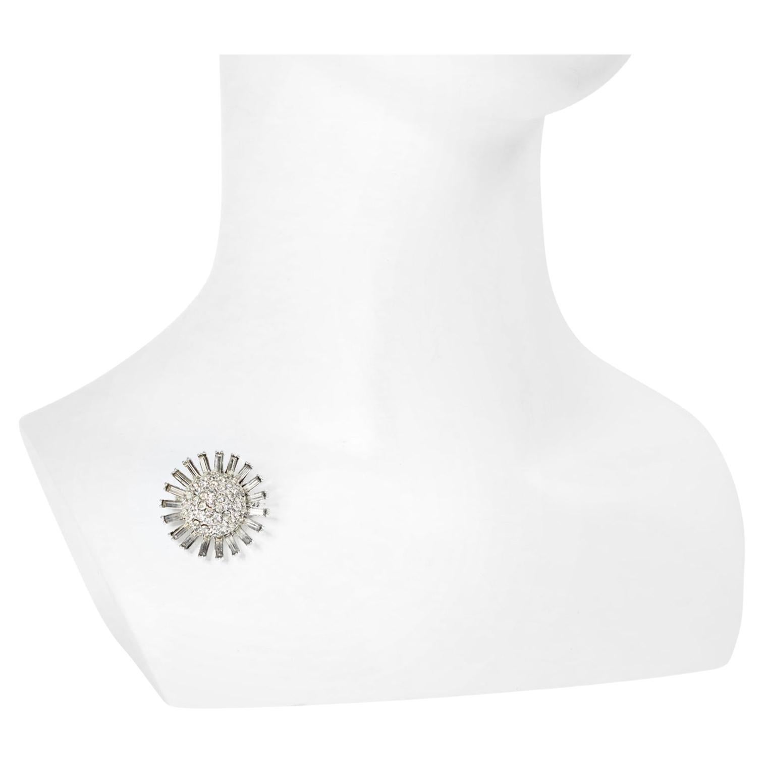 Broche Vintage non signée avec diamants en forme de dôme. Pave et Baguette composent cette petite broche qui ferait merveille sur un revers de veste ou un chapeau ou encore sur un cordon de soie noire. (Demandez-moi et je peux vous en envoyer un).