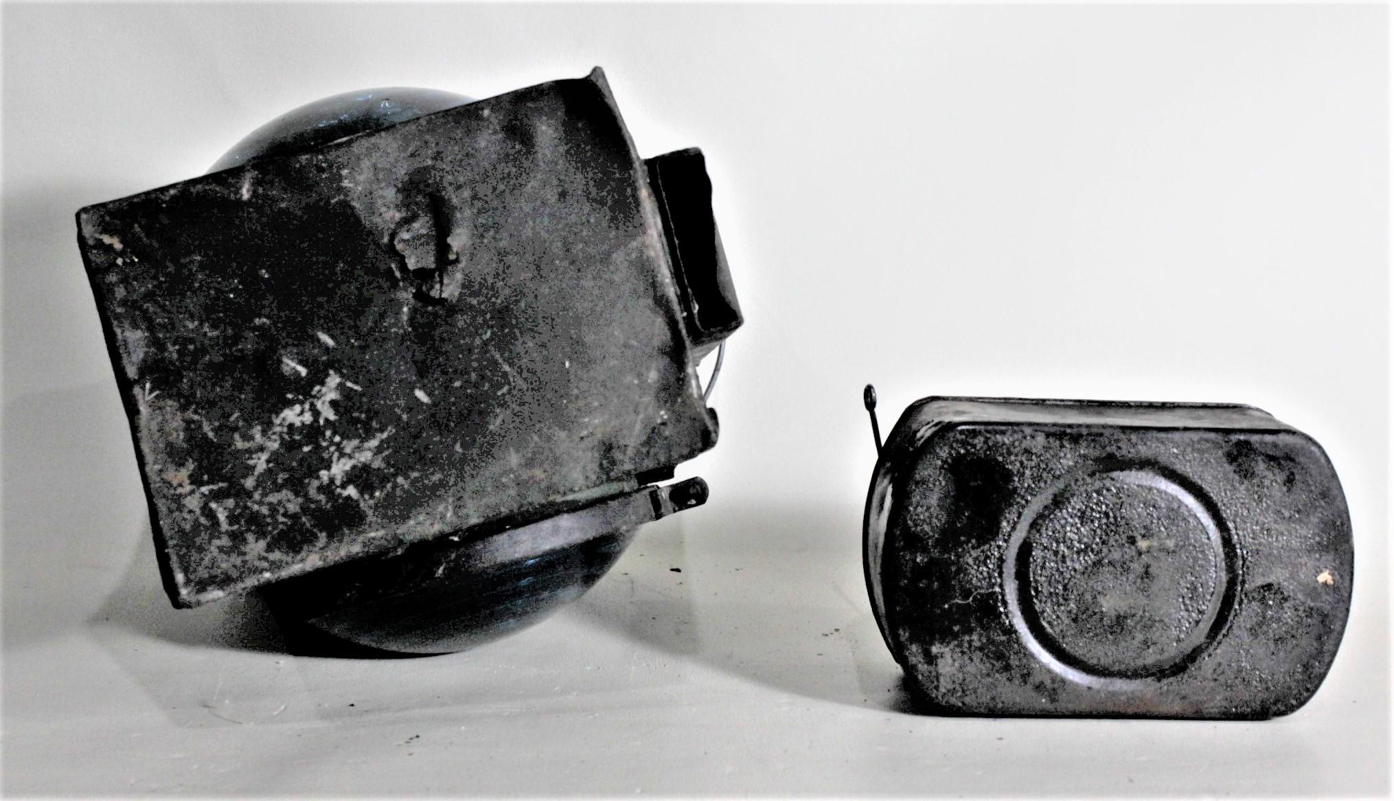 Vintage Unsigned Dietz or Piper Styled Railroad Kerosene Signal Lantern & Burner In Fair Condition In Hamilton, Ontario
