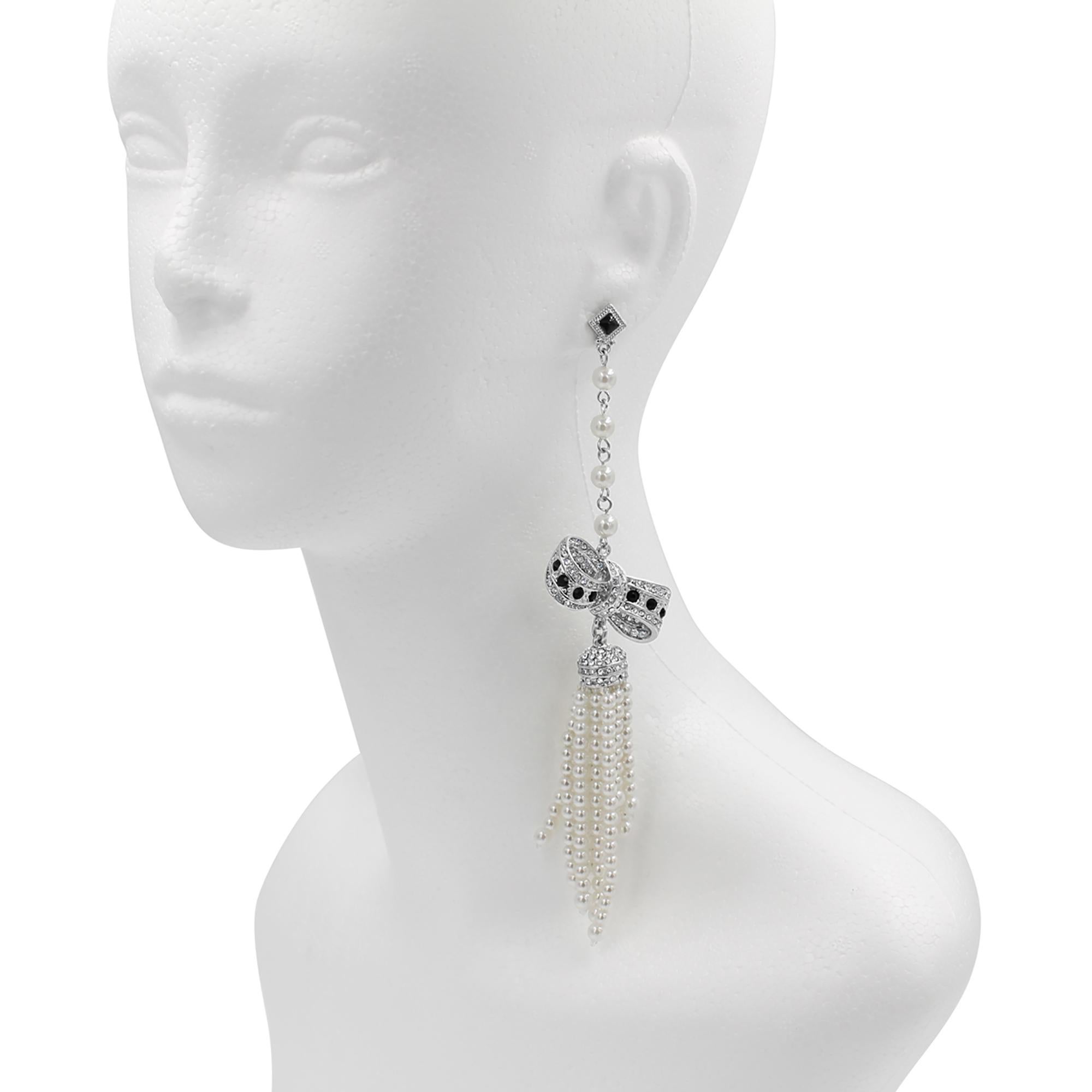 Vintage Unsigned Long Dangling Pearl and Rhinestone Bow Earring, Circa 1990s In Good Condition For Sale In New York, NY