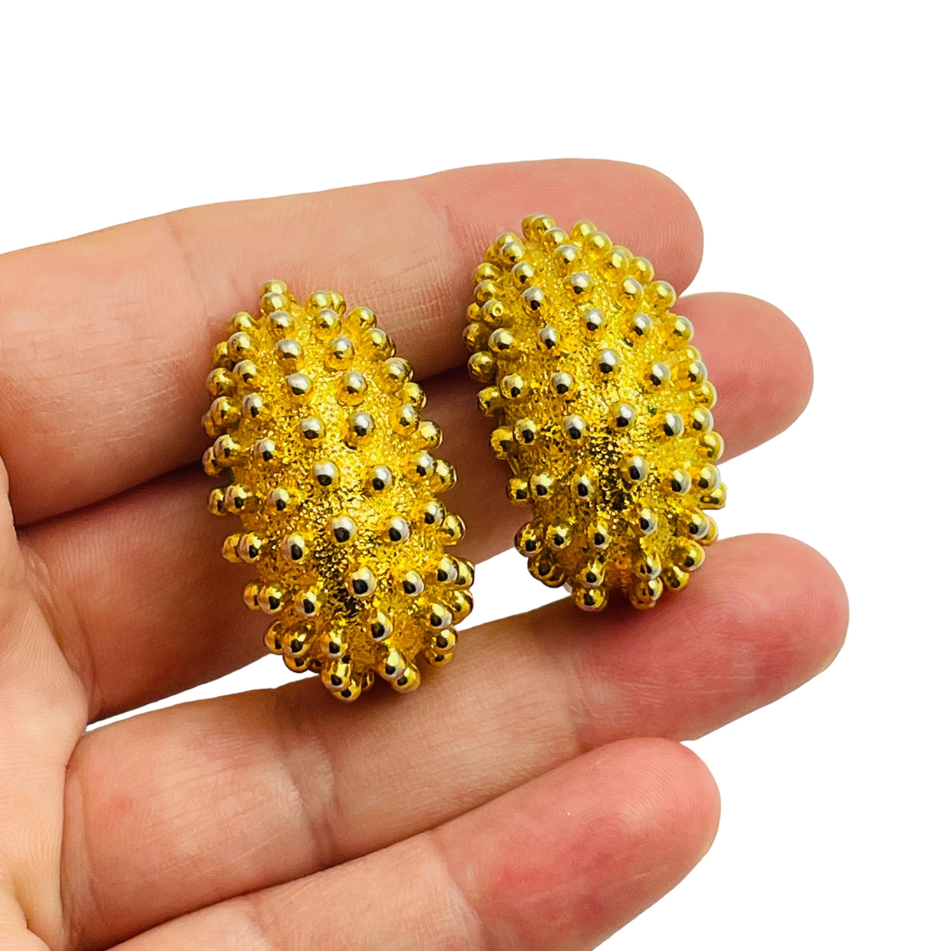 Vintage unsignierte modernistische Vintage-Ohrringe aus Gold mit Clipverschluss Damen im Angebot