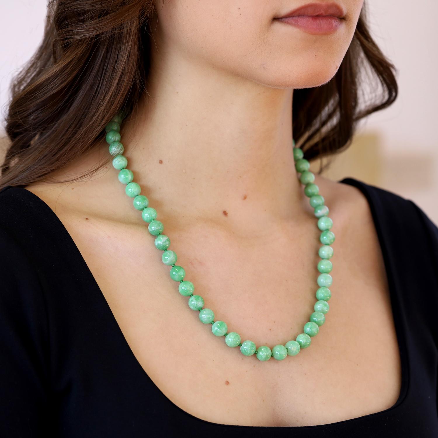 Vintage unbehandelte Jade Perlen und Diamant Verschluss Halskette (Rundschliff) im Angebot