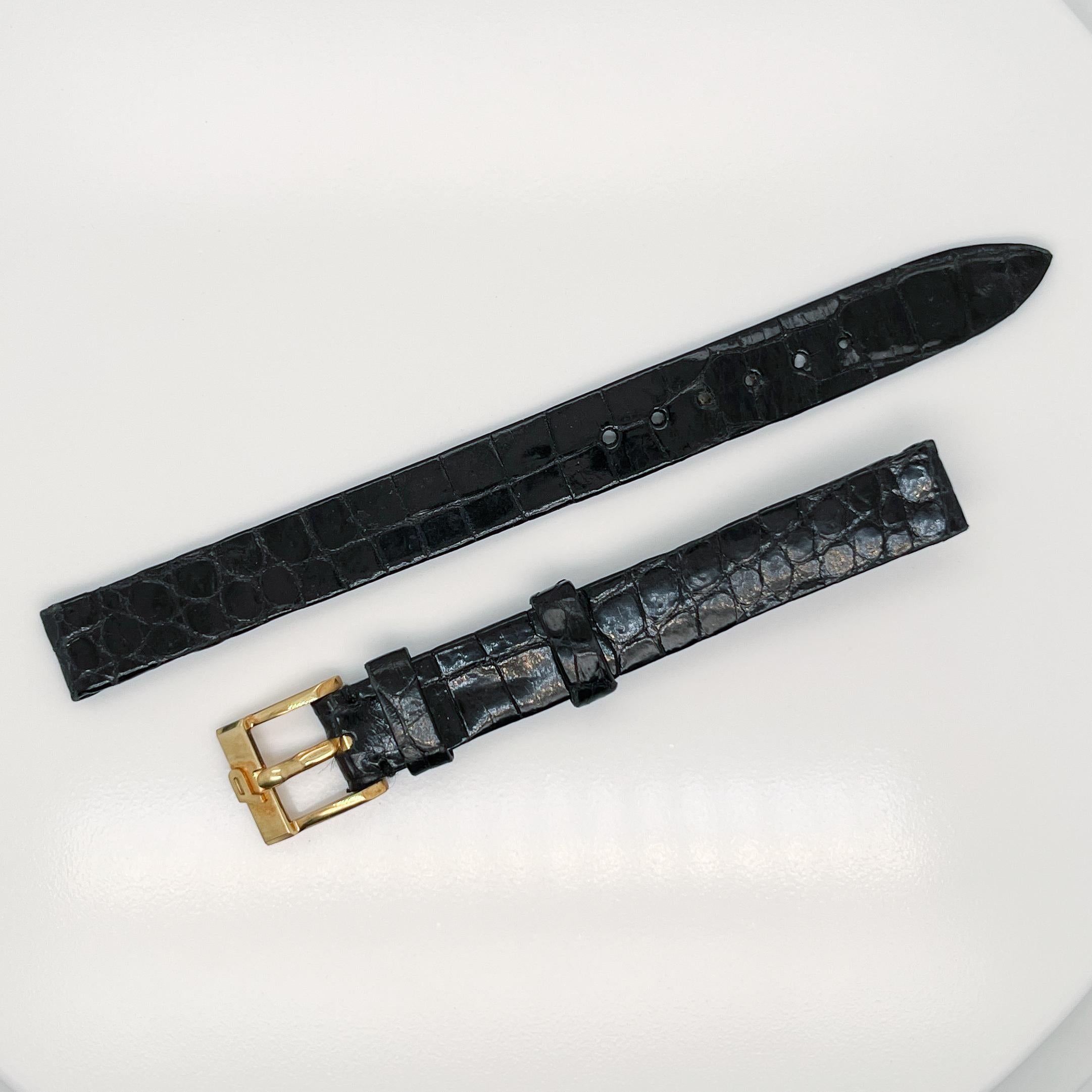 Un très beau bracelet de montre vintage inutilisé en or 18 carats et cuir de Piaget.

Avec un motif en cuir d'alligator brun foncé. 

La boucle porte le logo 