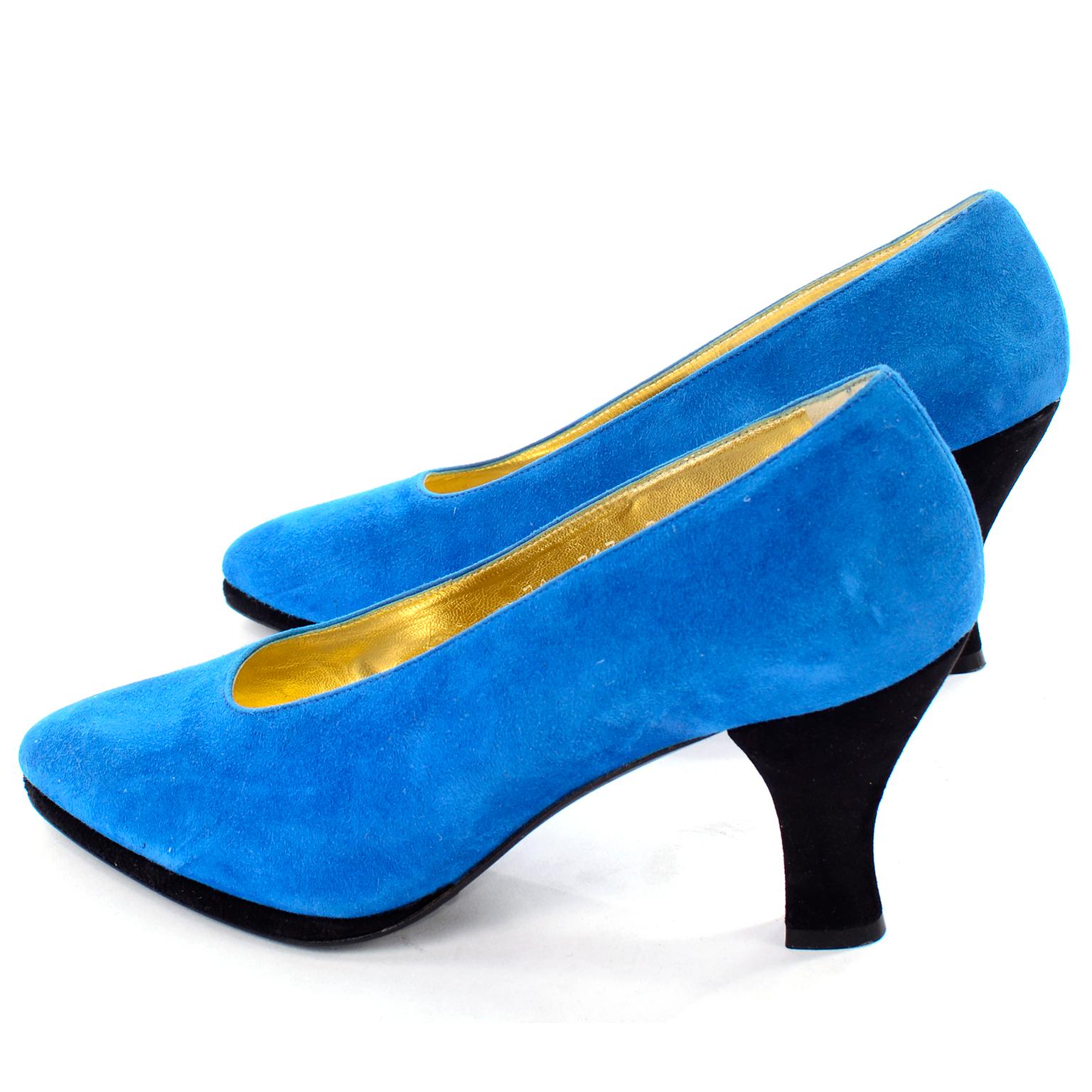 Bleu Escada - Chaussures vintage en daim bleu avec talons noirs, neuves et non portées, taille 7B en vente