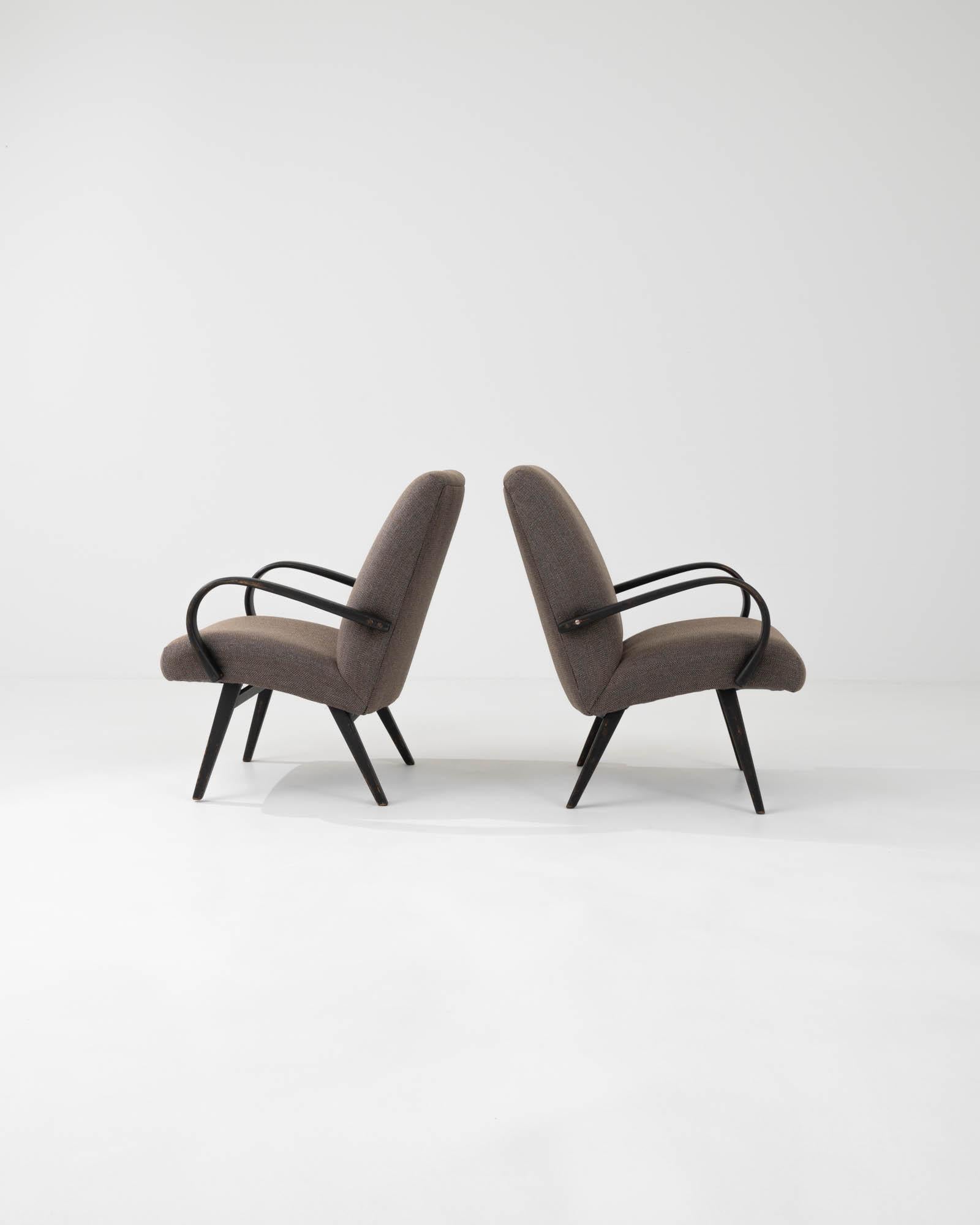 Paire de fauteuils rembourrés d'époque am designs par Jindřich Halabala Bon état - En vente à High Point, NC
