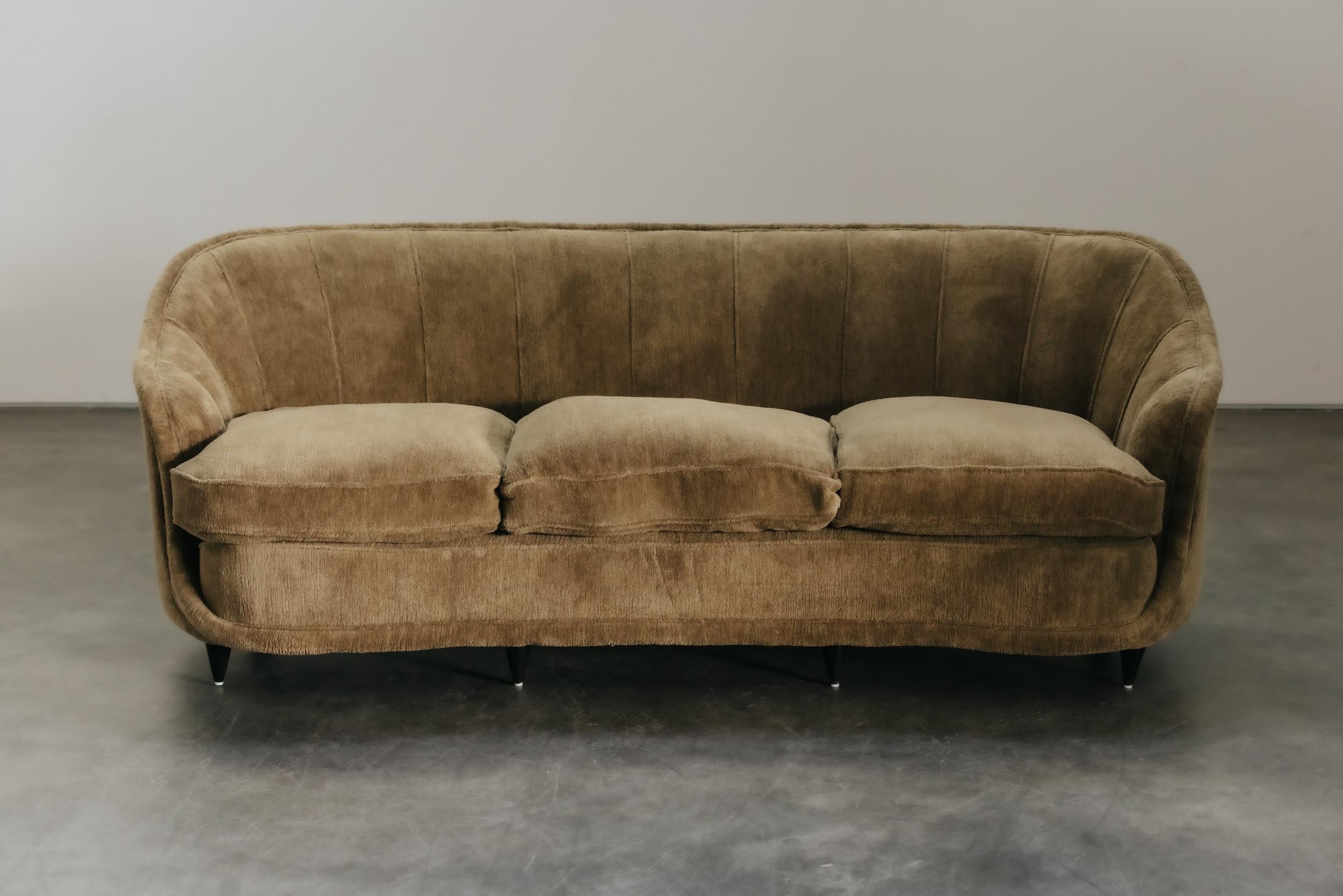 Canapé vintage à dossier rembourré de Gio Ponti, Italie, Circa 1960.  Beau modèle, très confortable, plus tard tapissé au Danemark dans un tissu Pierre Frey.  Excellent état.