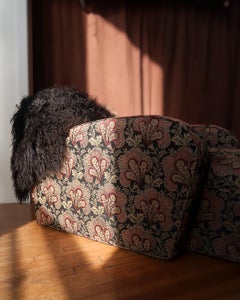 Vintage gepolsterte Chaiselounge mit botanischem Stoff