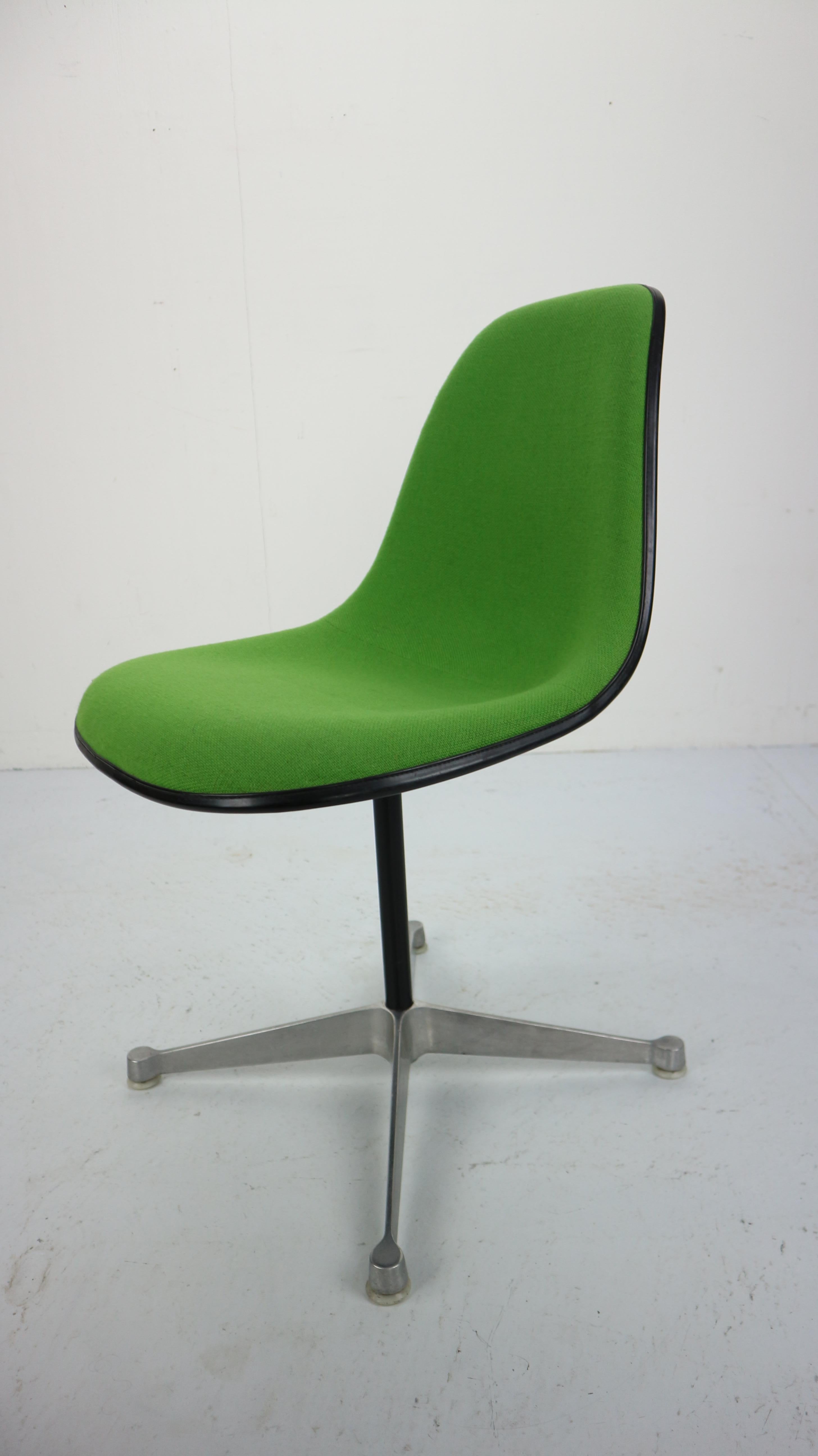 Vintage Upholstered and Contractor Base Eames Swivel Chair for Herman Miller In Good Condition In The Hague, NL