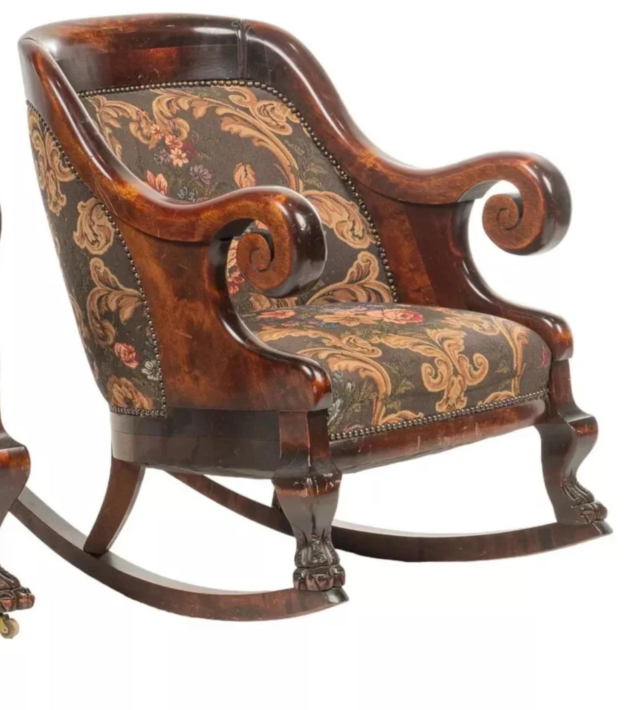 Inconnu Vintage tapissé, motif floral, dossier arrondi, châssis en bois, chaises Set of 2 en vente