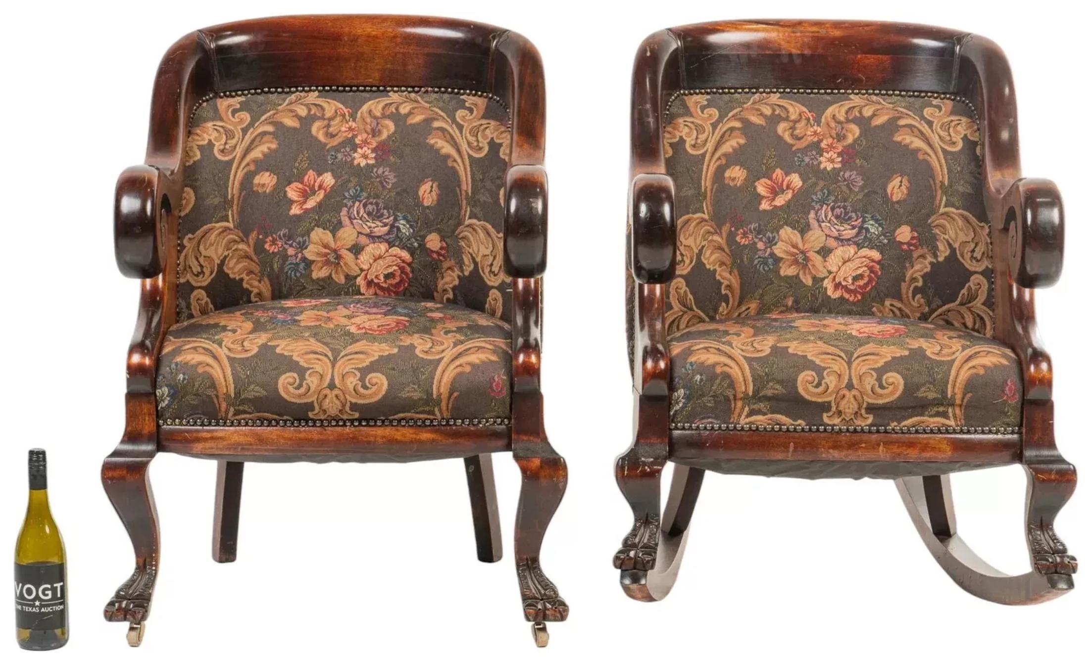 Vintage tapissé, motif floral, dossier arrondi, châssis en bois, chaises Set of 2 Bon état - En vente à Austin, TX