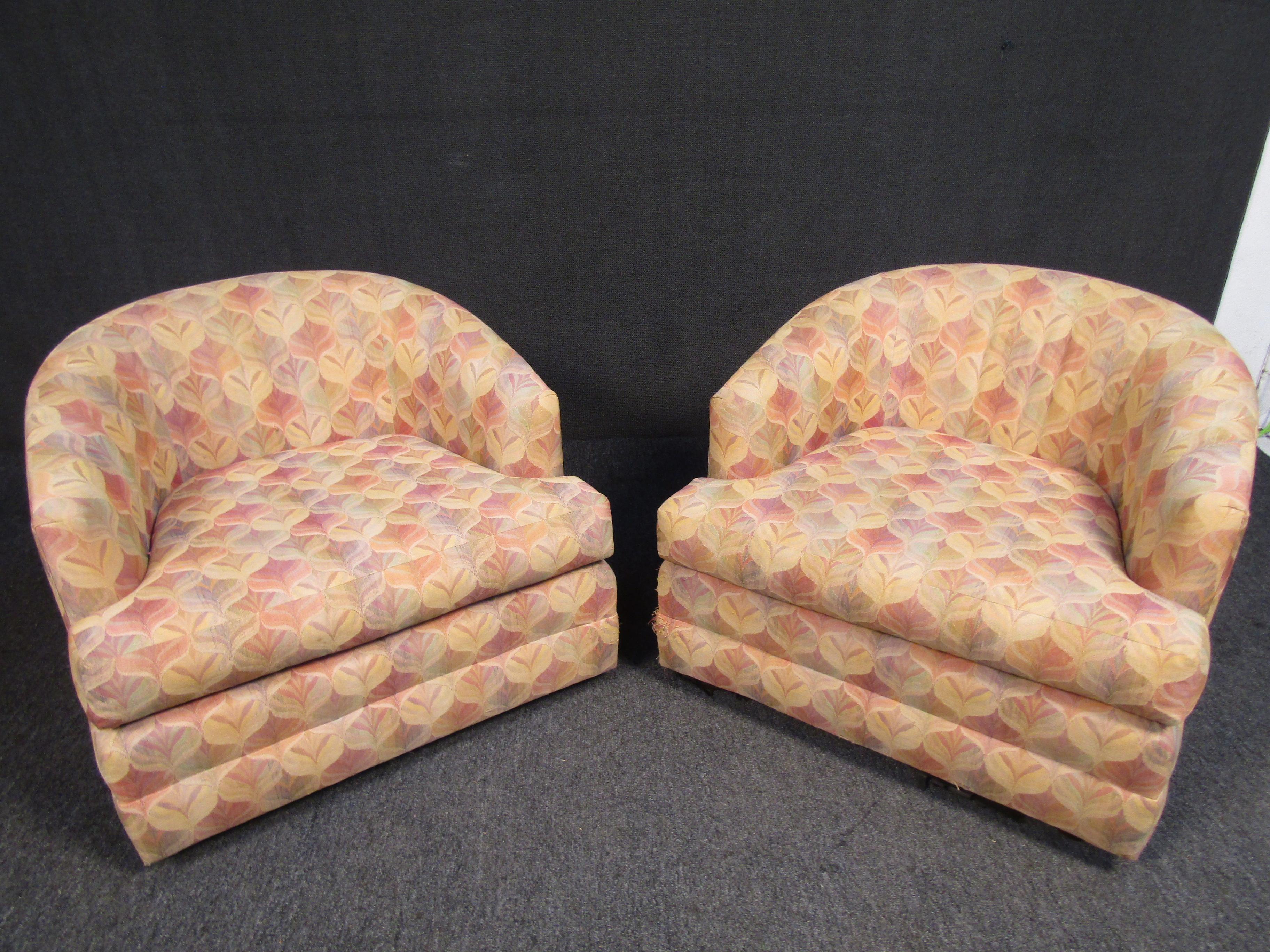 Diese Mid-Century Modern Barrel Back Chairs sind mit einem einzigartigen Muster gepolstert und stehen auf drehbaren Füßen, was sie zu einem Schlüsselstück jedes Wohnzimmers macht.

Bitte bestätigen Sie den Standort des Artikels mit dem Verkäufer