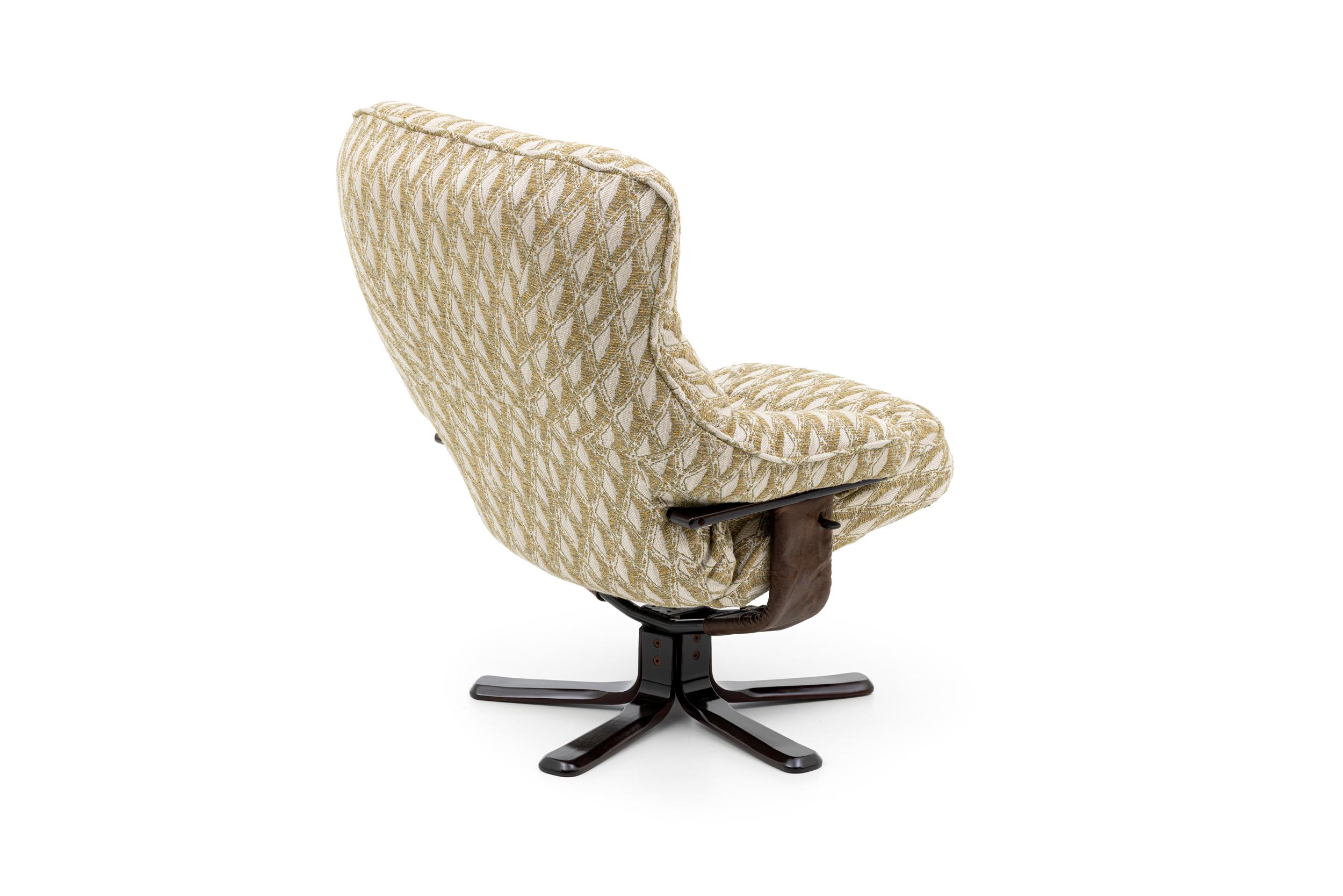 A robust vintage office chair, found by Ding Dong and re-upholstered in premium fabric.
A splendid office chair, with a Mid-Century Modern vibe.

The fabric:
At Ding Dong we prioritize using only high-end fabrics, which guarantees us quality and